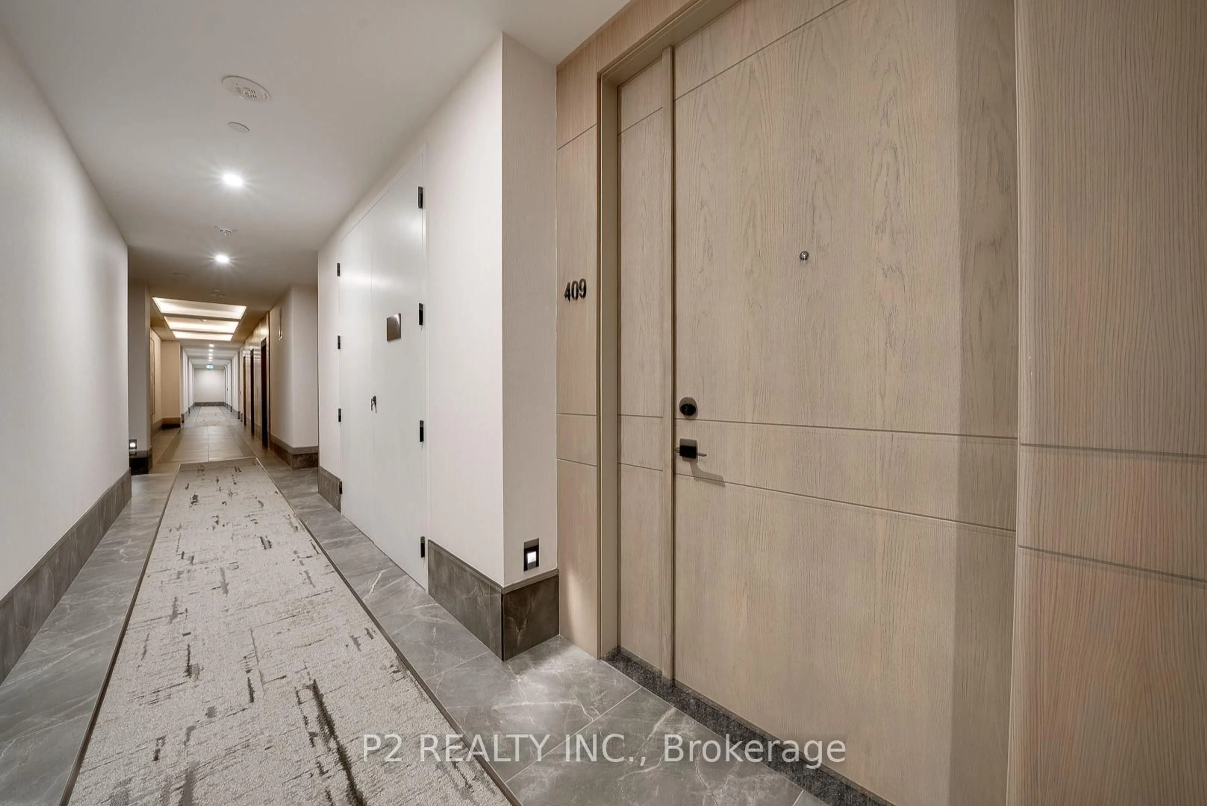 Indoor foyer for 2 Forest Hill Rd #409, Toronto Ontario M4V 2L3