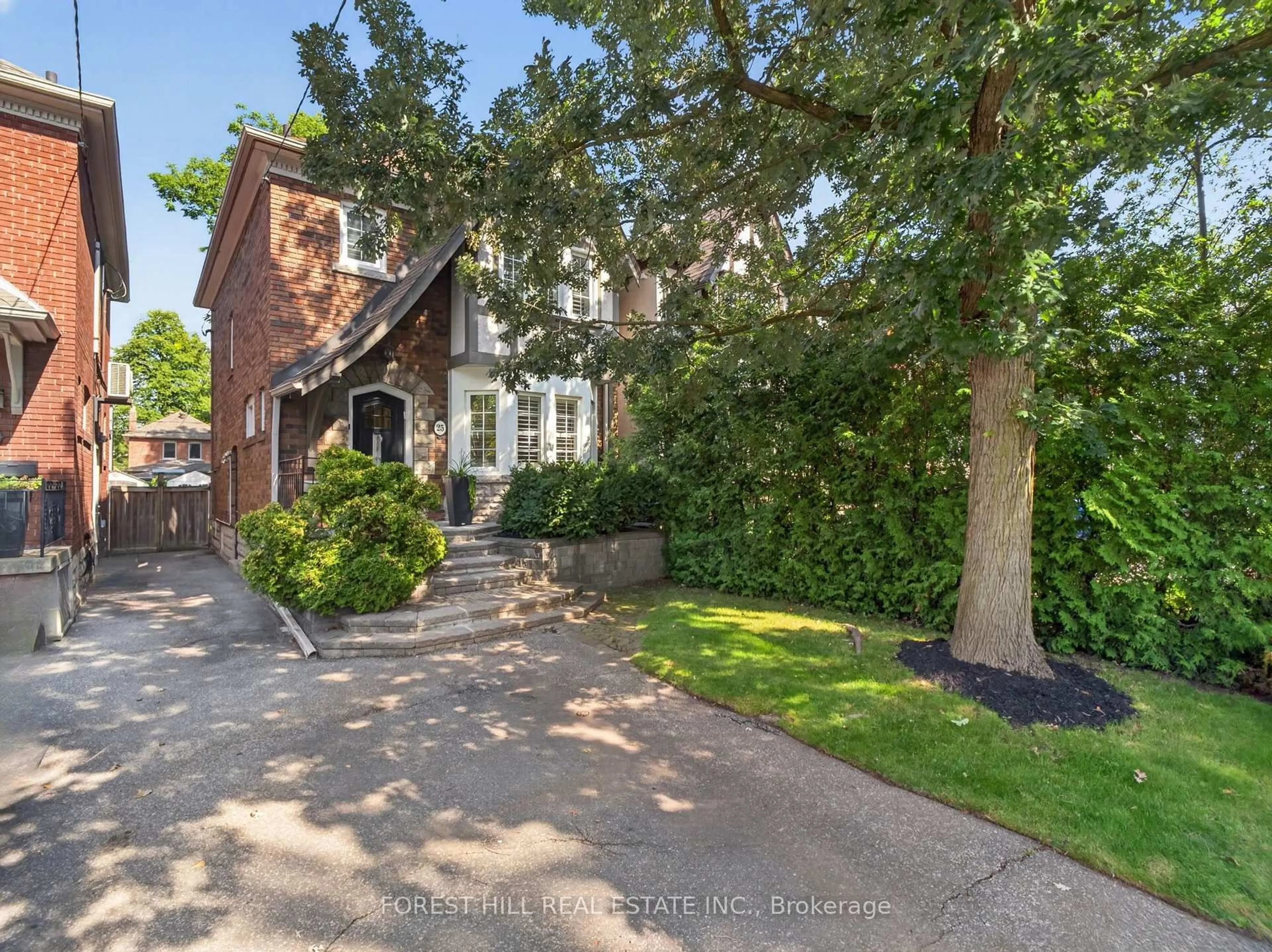 A pic from outside/outdoor area/front of a property/back of a property/a pic from drone, street for 25 Castlewood Rd, Toronto Ontario M5N 2L1