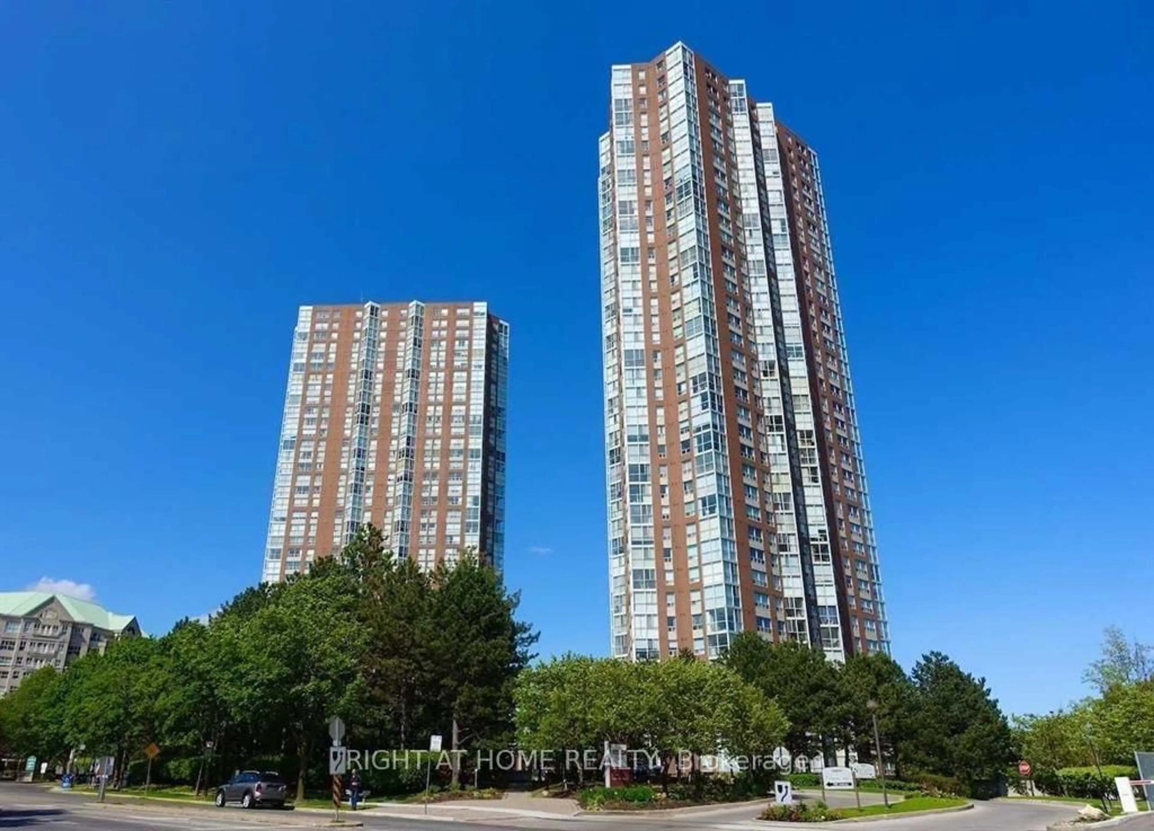 A pic from outside/outdoor area/front of a property/back of a property/a pic from drone, building for 5 Concorde Pl #2310, Toronto Ontario M3C 3M8