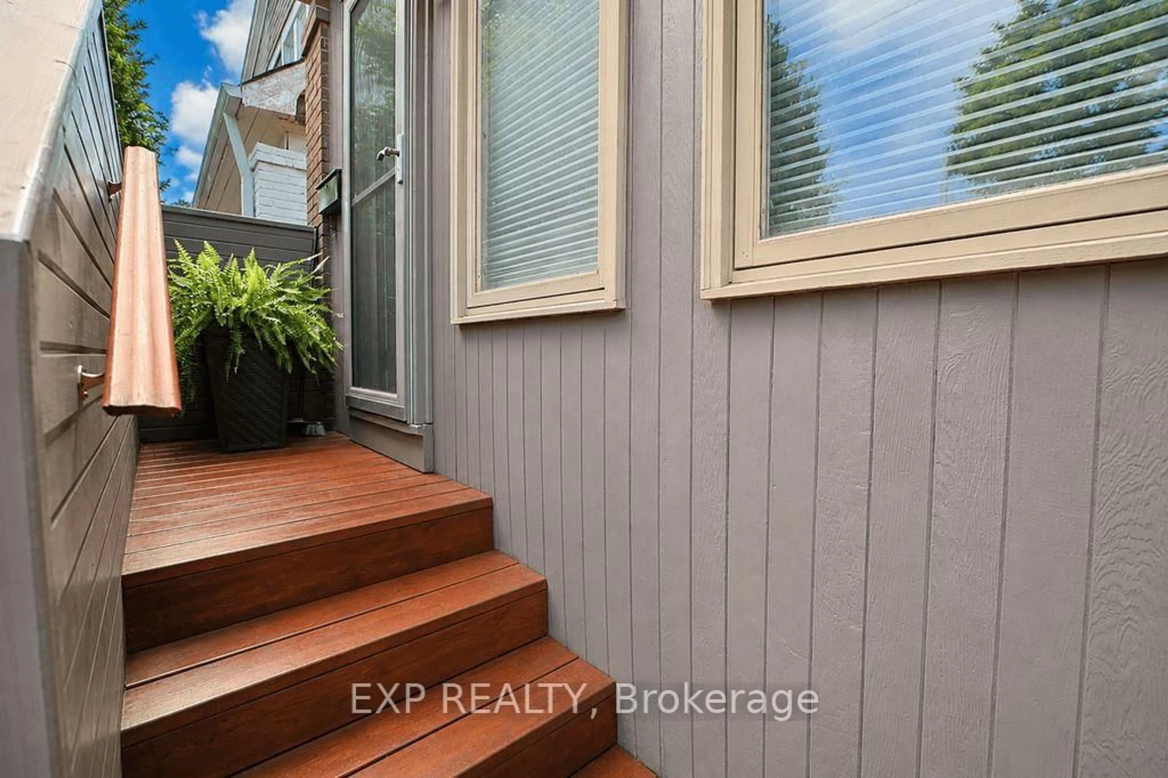 Indoor entryway for 379 Davisville Ave, Toronto Ontario M4S 1H4