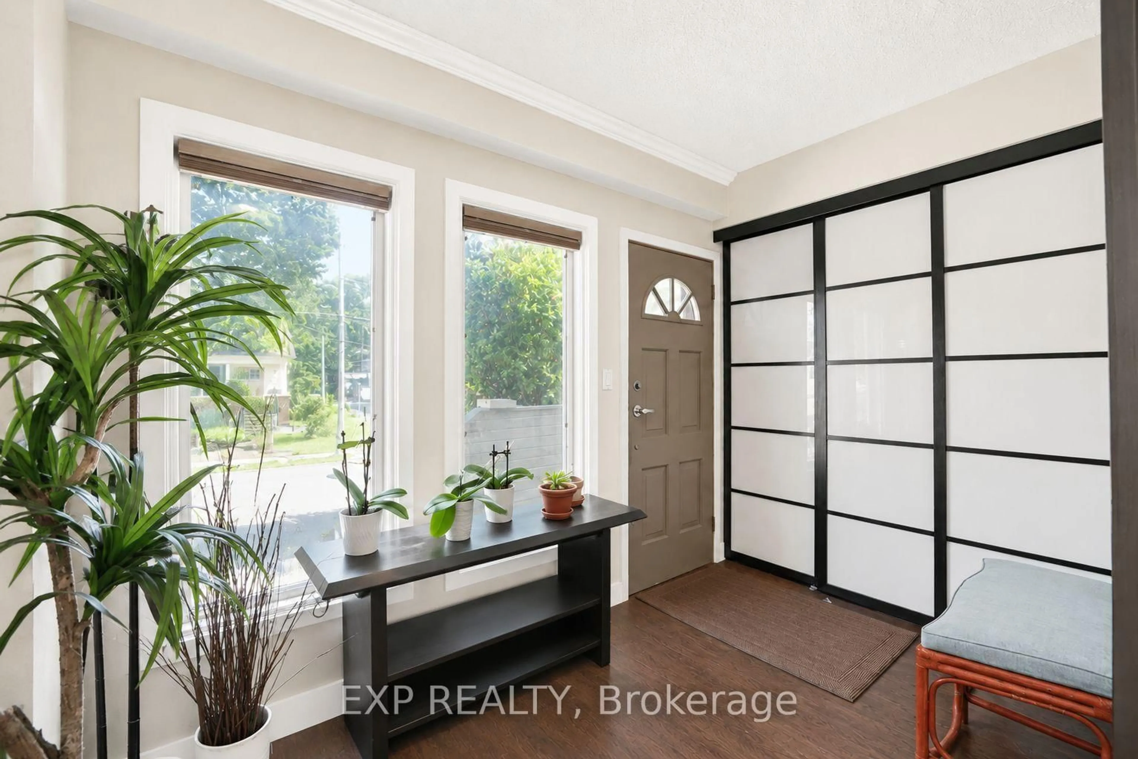 Indoor entryway for 379 Davisville Ave, Toronto Ontario M4S 1H4