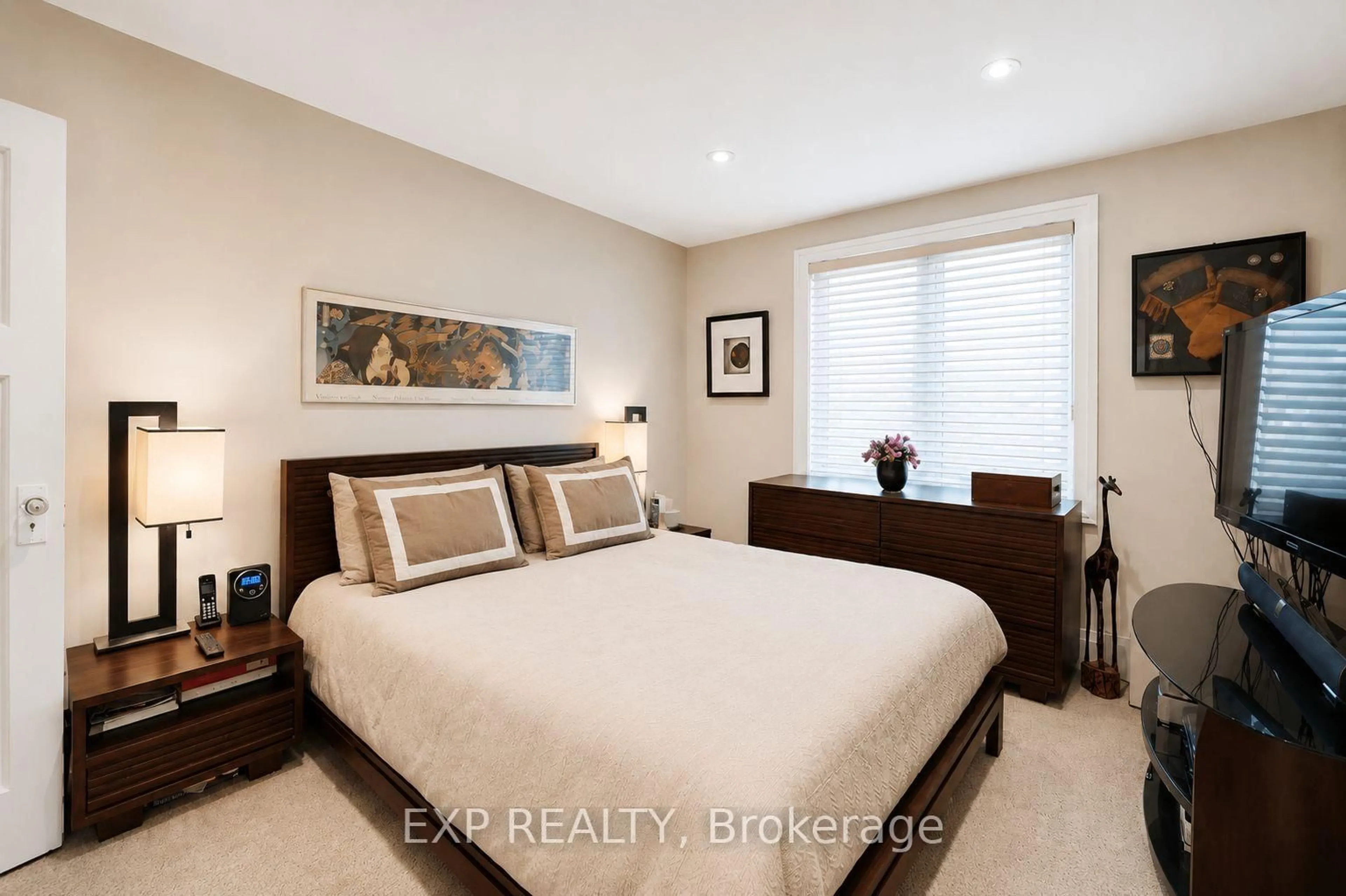 Bedroom with bed, unknown for 379 Davisville Ave, Toronto Ontario M4S 1H4