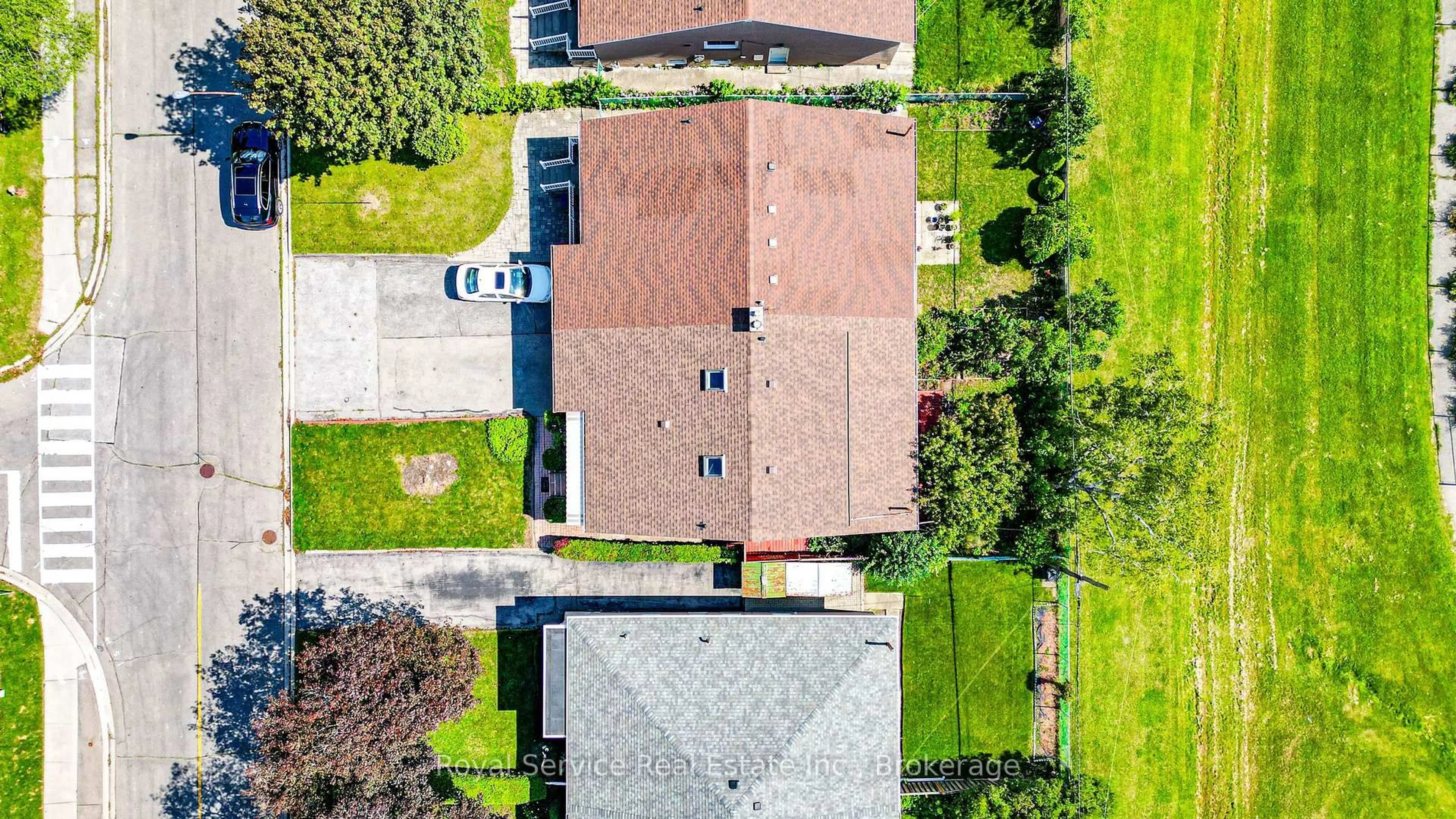 A pic from outside/outdoor area/front of a property/back of a property/a pic from drone, street for 65 Combermere Dr, Toronto Ontario M3A 2W4