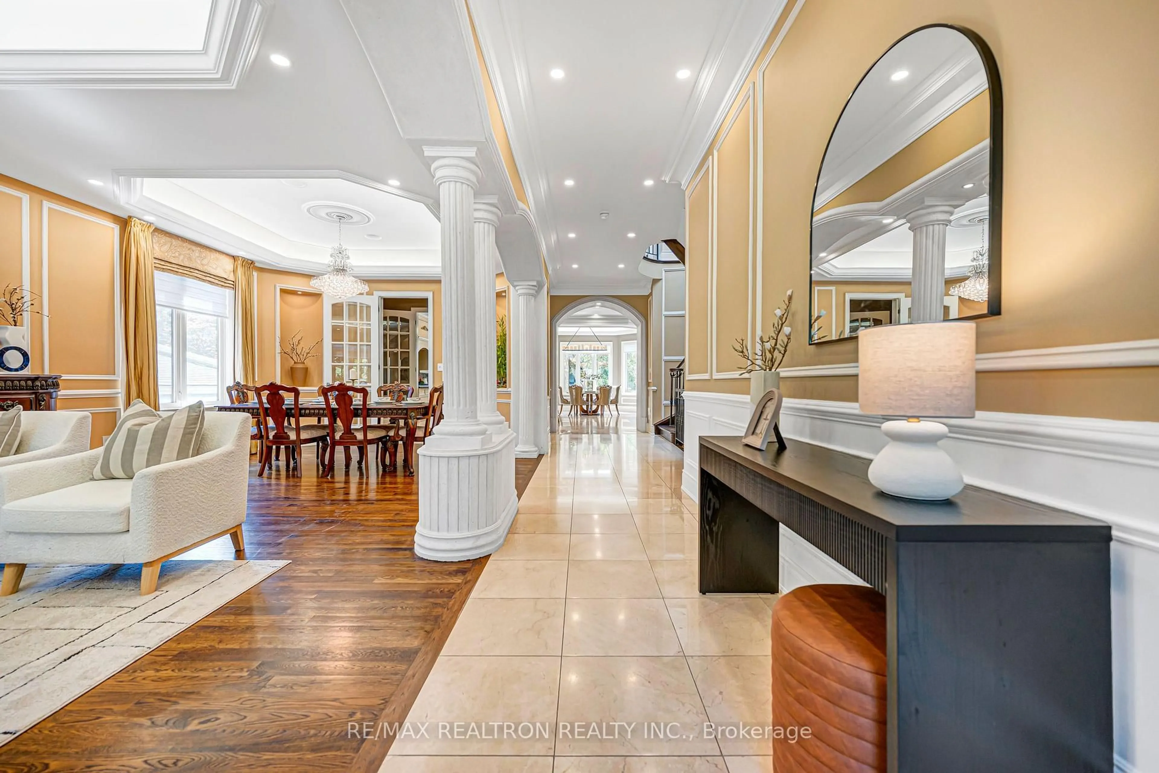 Indoor foyer for 249 Holmes Ave, Toronto Ontario M2N 4M9