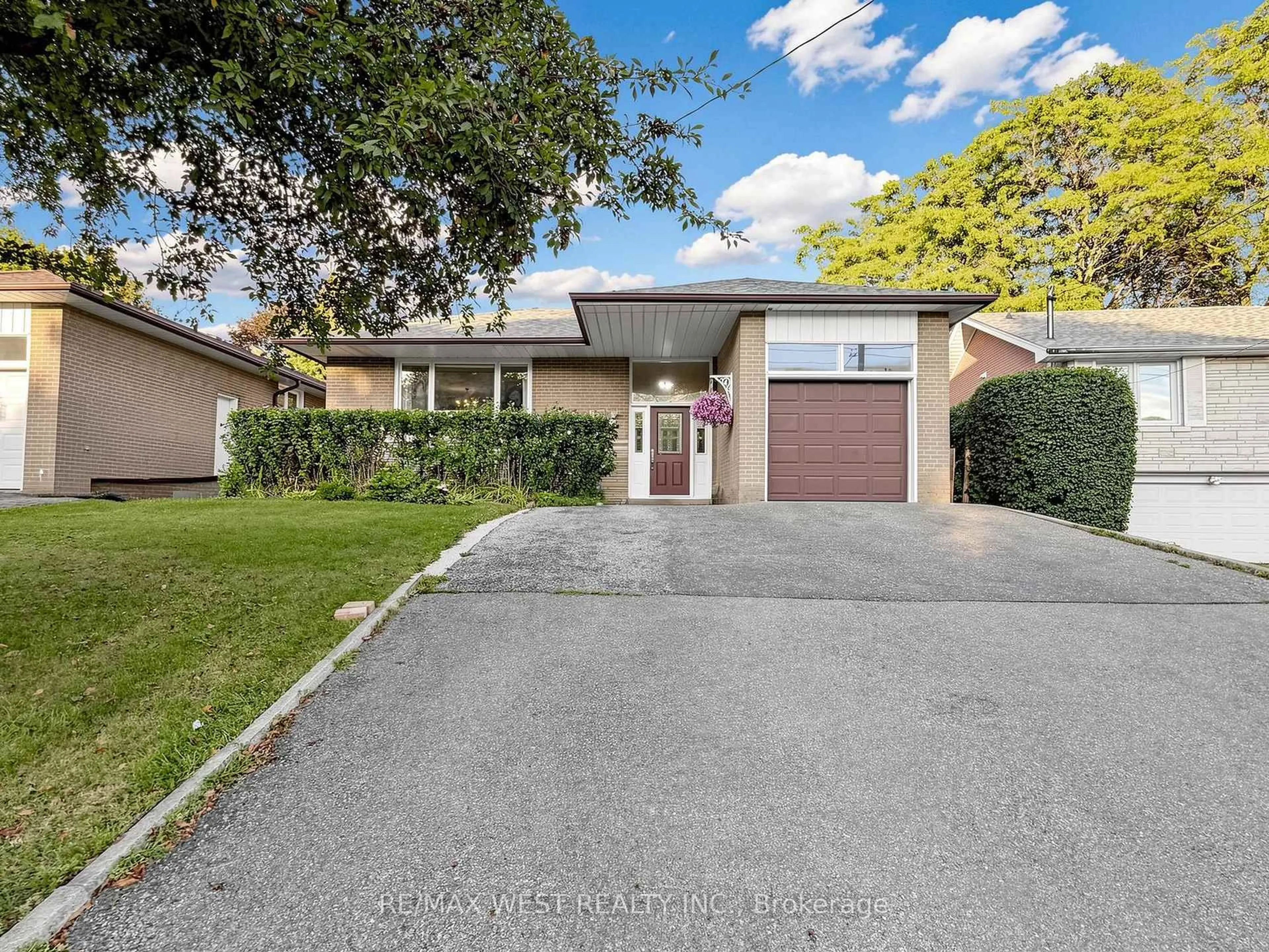 A pic from outside/outdoor area/front of a property/back of a property/a pic from drone, street for 941 Willowdale Ave, Toronto Ontario M2M 3C3