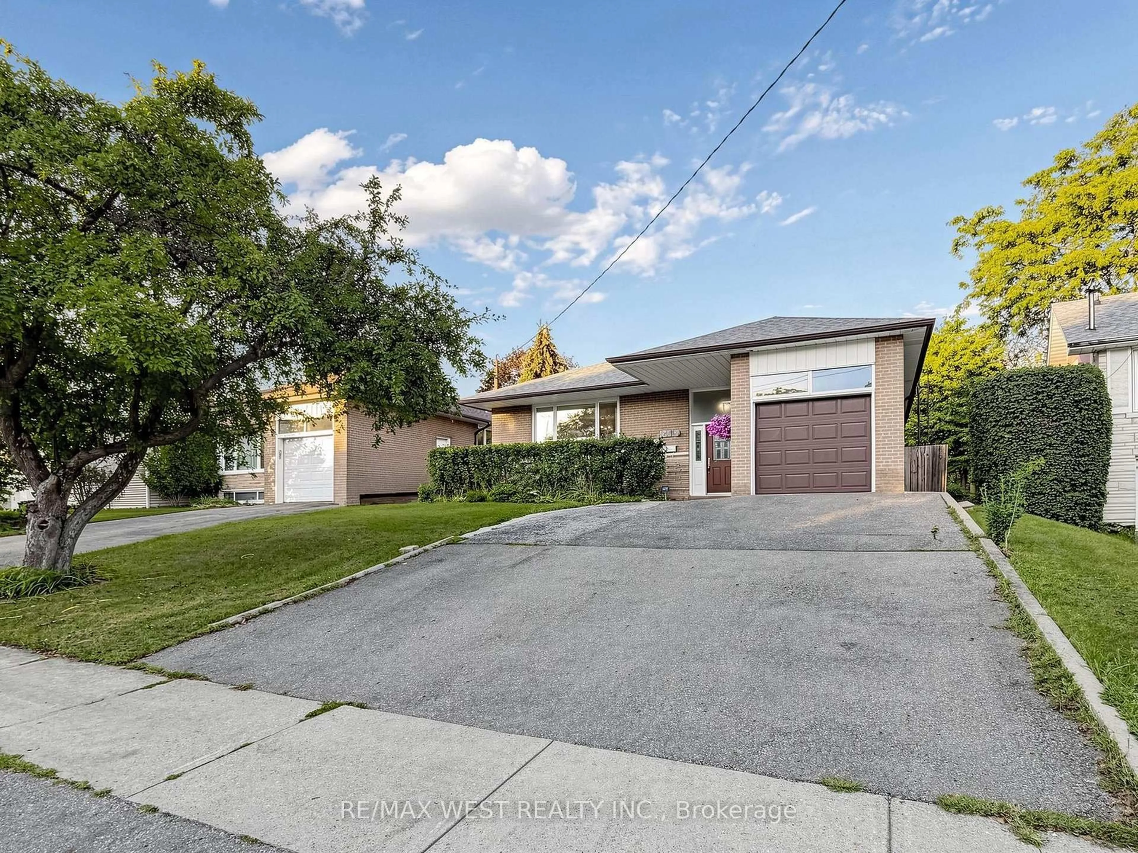 A pic from outside/outdoor area/front of a property/back of a property/a pic from drone, street for 941 Willowdale Ave, Toronto Ontario M2M 3C3