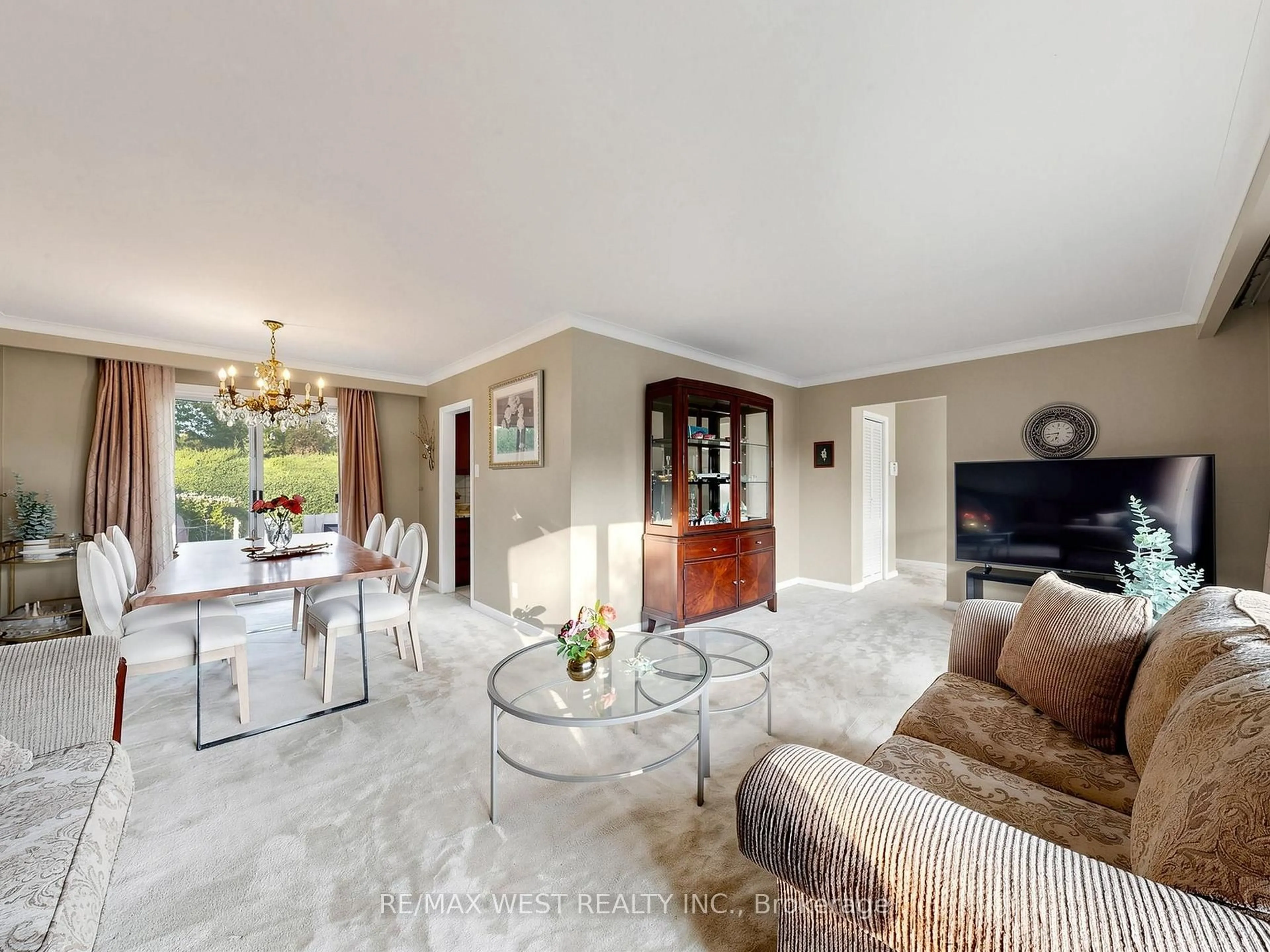 Living room with furniture, unknown for 941 Willowdale Ave, Toronto Ontario M2M 3C3