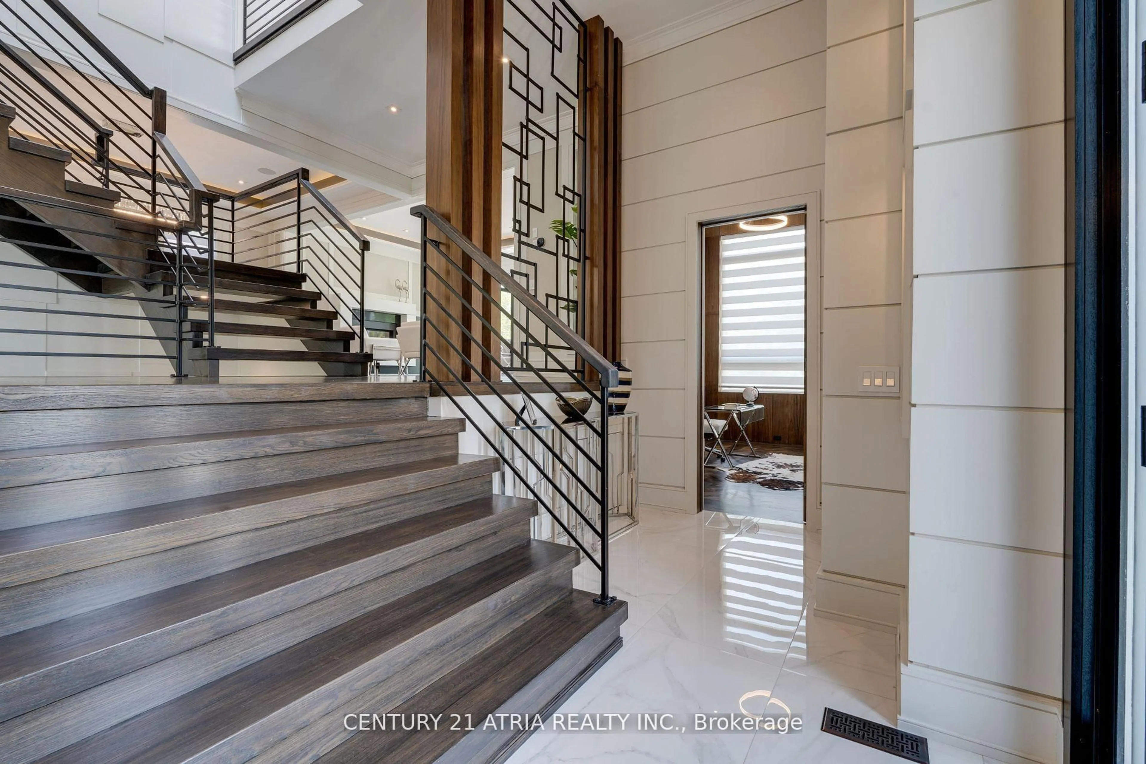 Indoor foyer for 225 Northwood Dr, Toronto Ontario M2M 2K5