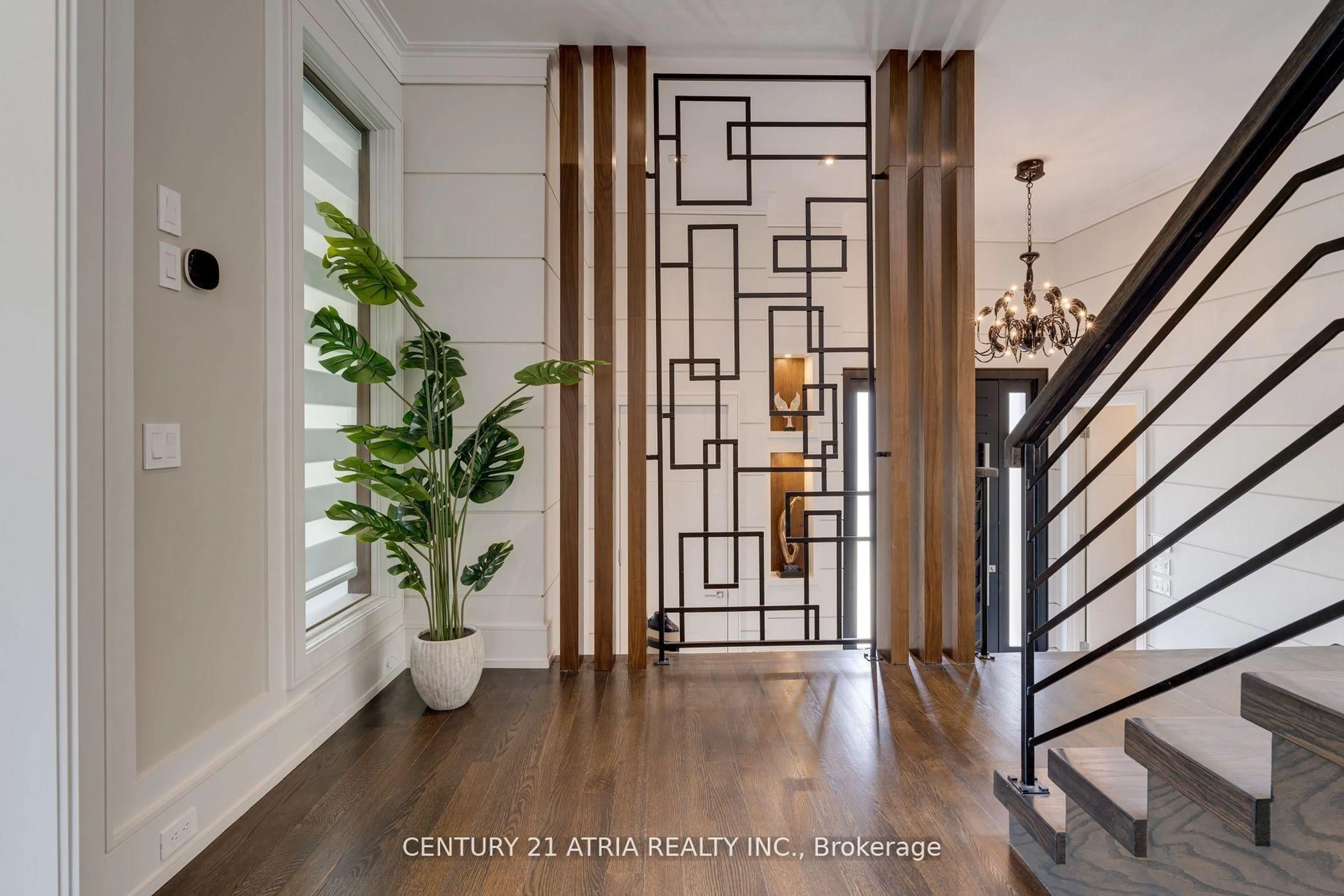 Indoor entryway for 225 Northwood Dr, Toronto Ontario M2M 2K5