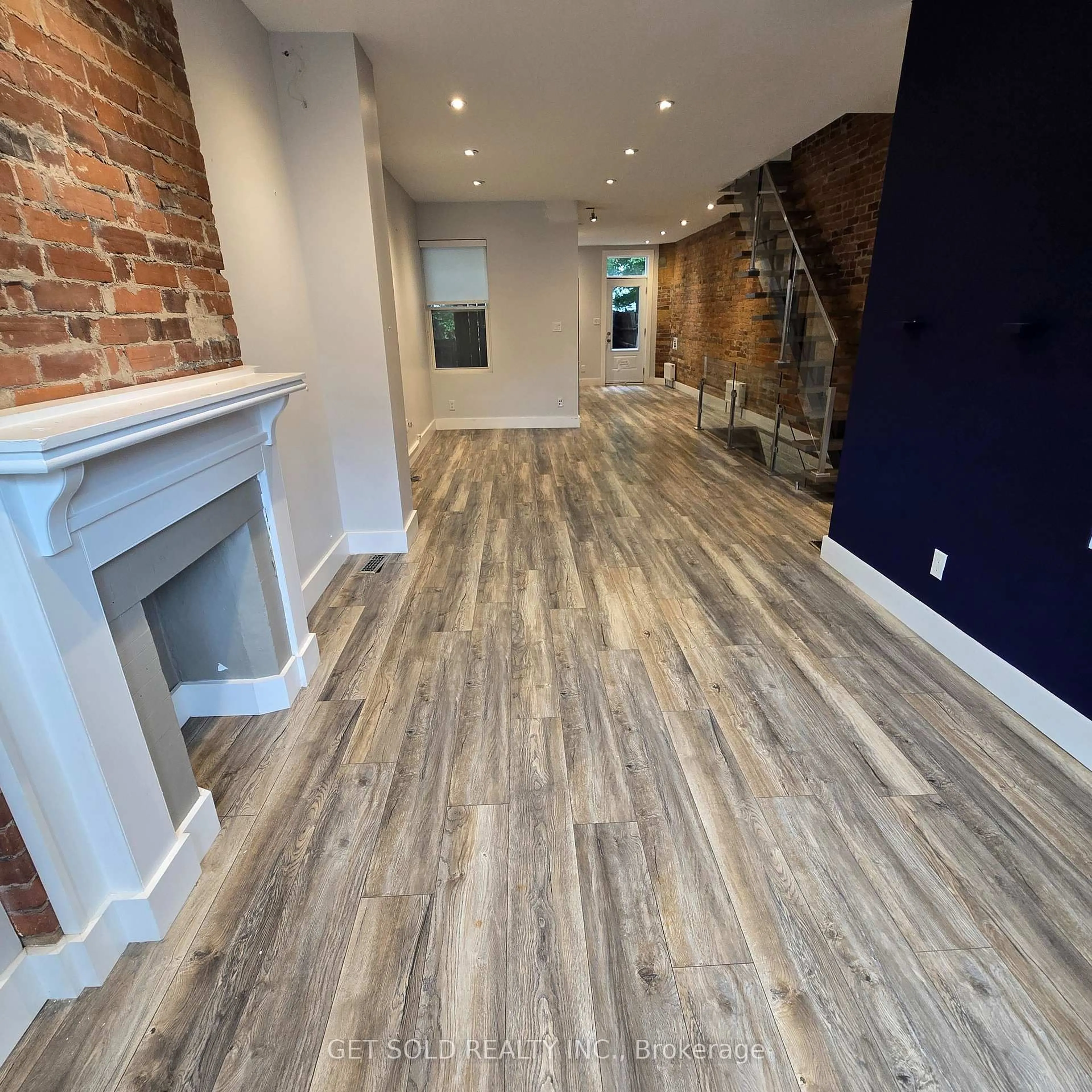 Indoor entryway for 348 Dupont St, Toronto Ontario M5R 1V9