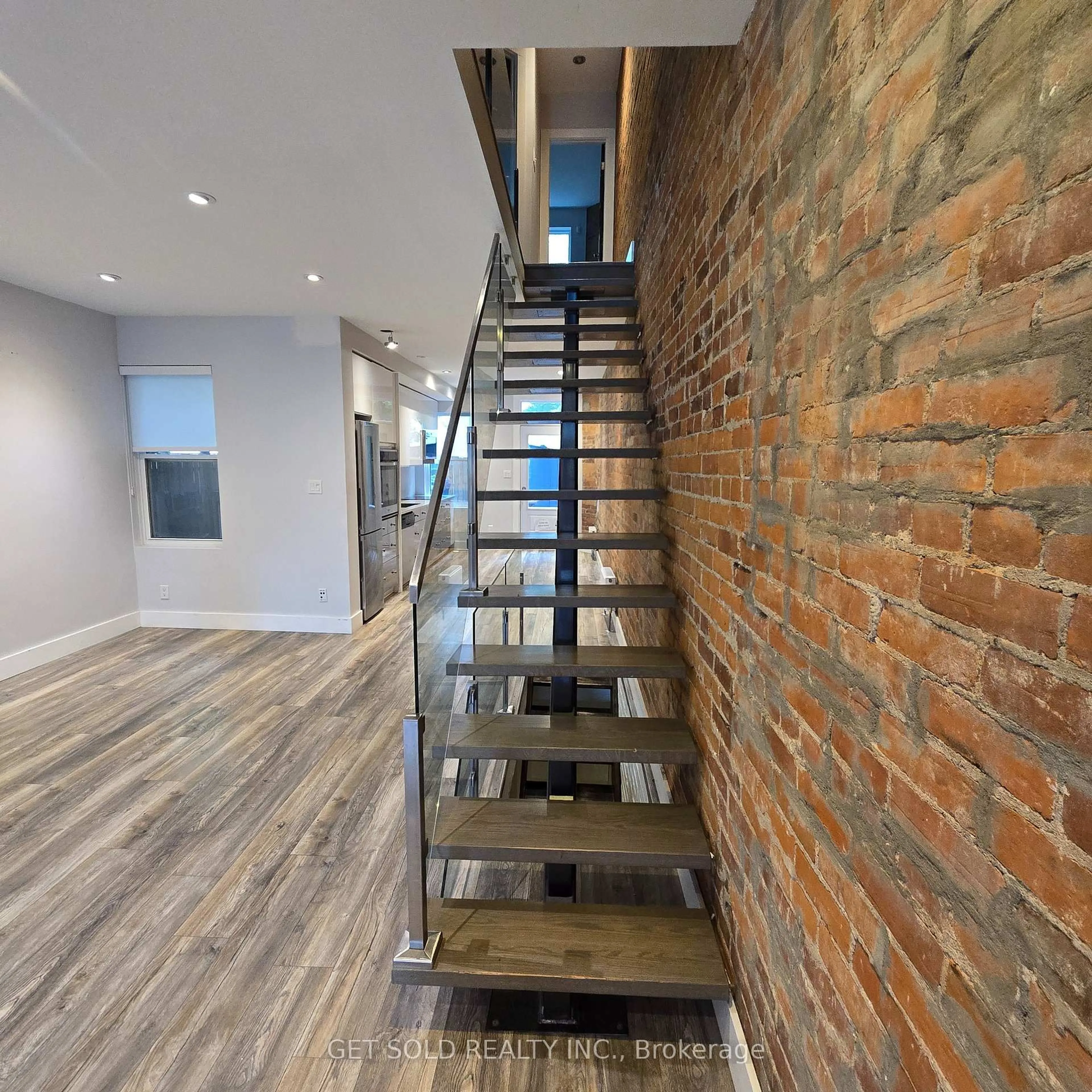 Stairs for 348 Dupont St, Toronto Ontario M5R 1V9