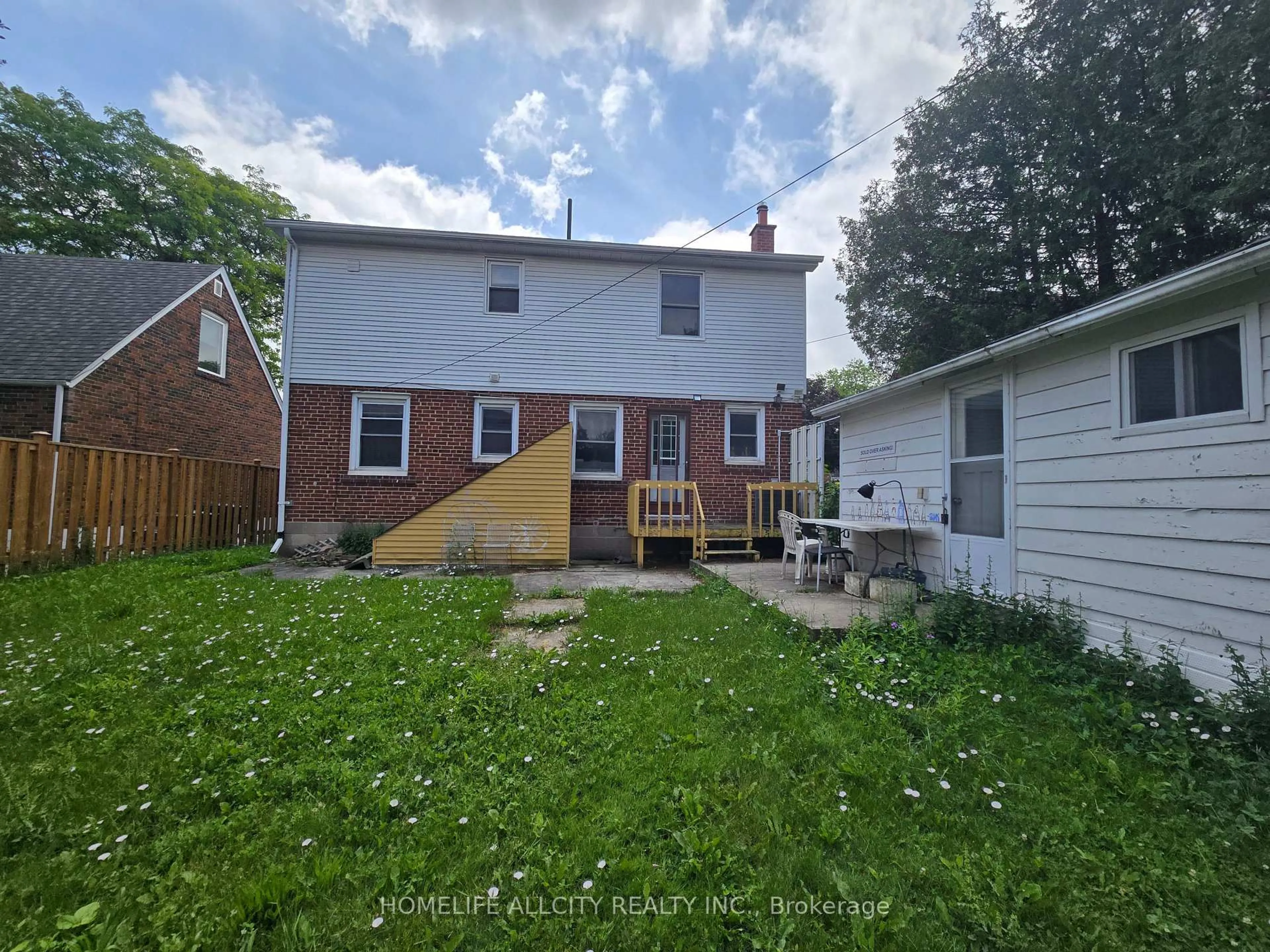 A pic from outside/outdoor area/front of a property/back of a property/a pic from drone, street for 4 Bevdale Rd, Toronto Ontario M2N 2G2