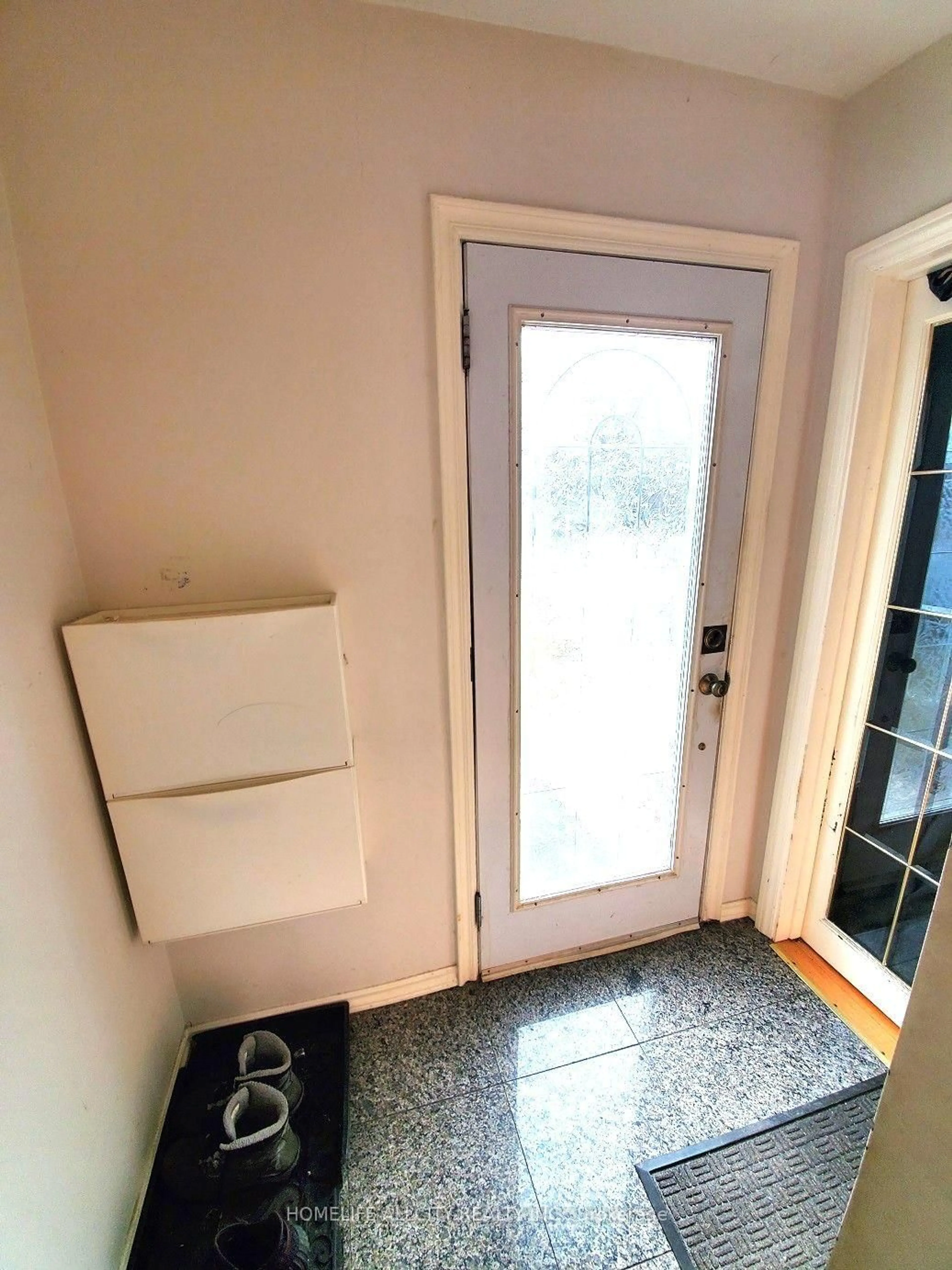 Indoor entryway for 4 Bevdale Rd, Toronto Ontario M2N 2G2