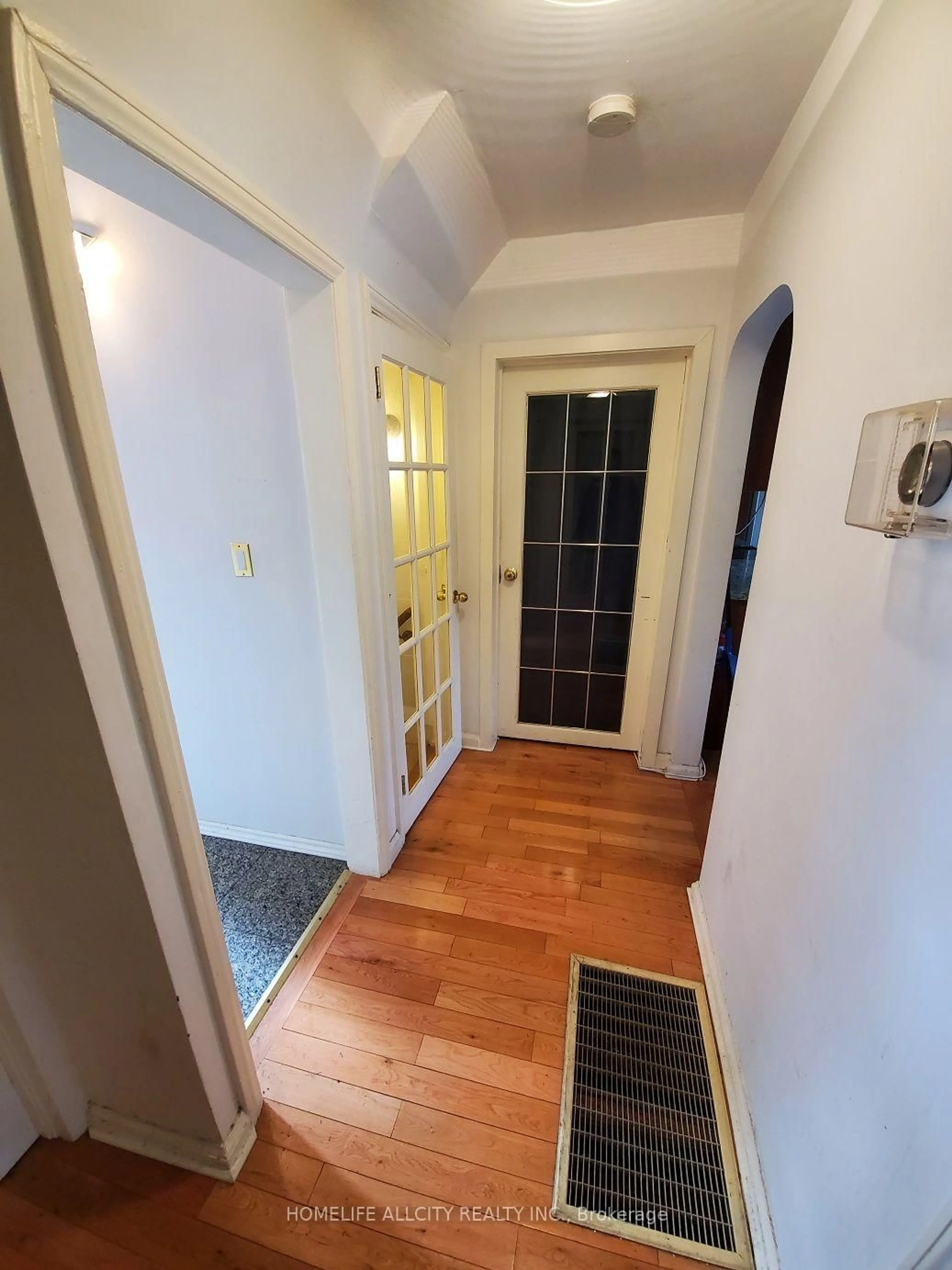 Indoor entryway for 4 Bevdale Rd, Toronto Ontario M2N 2G2
