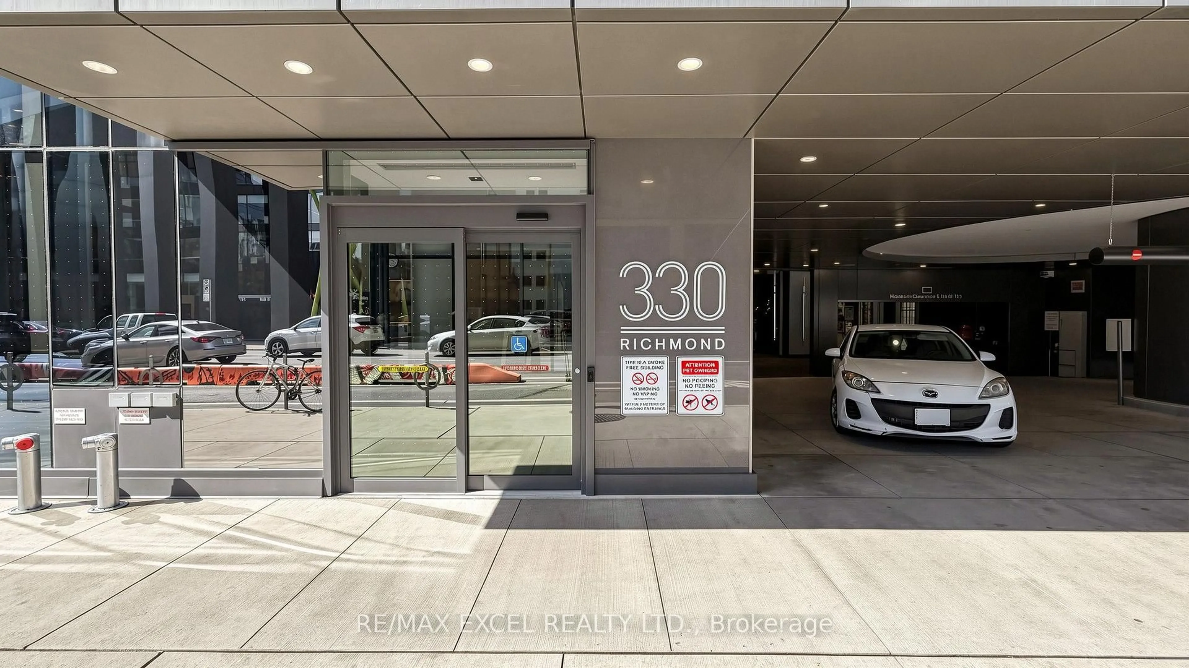 Indoor foyer for 330 Richmond St #1010, Toronto Ontario M5V 1X2