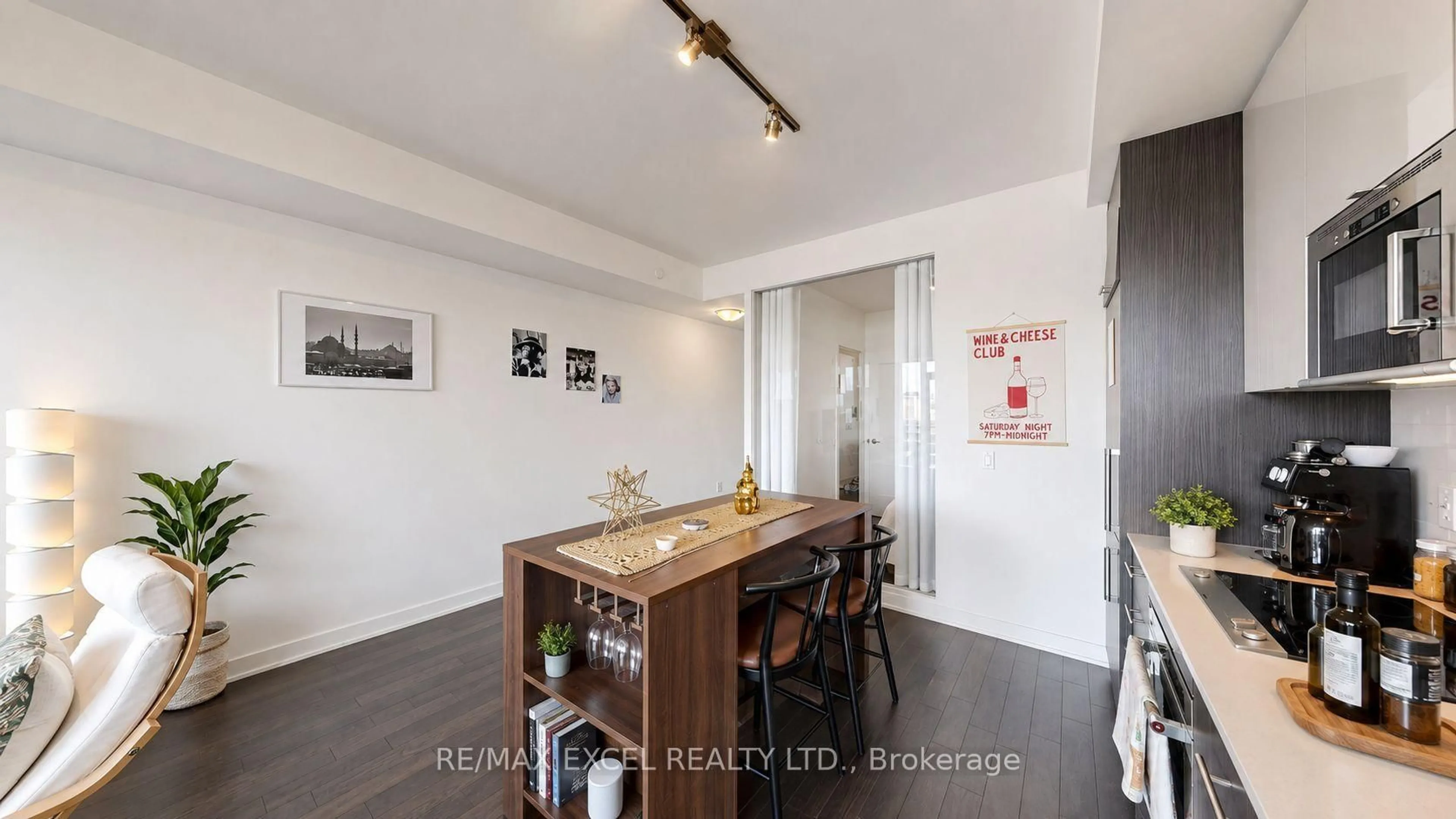 Dining room, wood/laminate floor for 330 Richmond St #1010, Toronto Ontario M5V 1X2