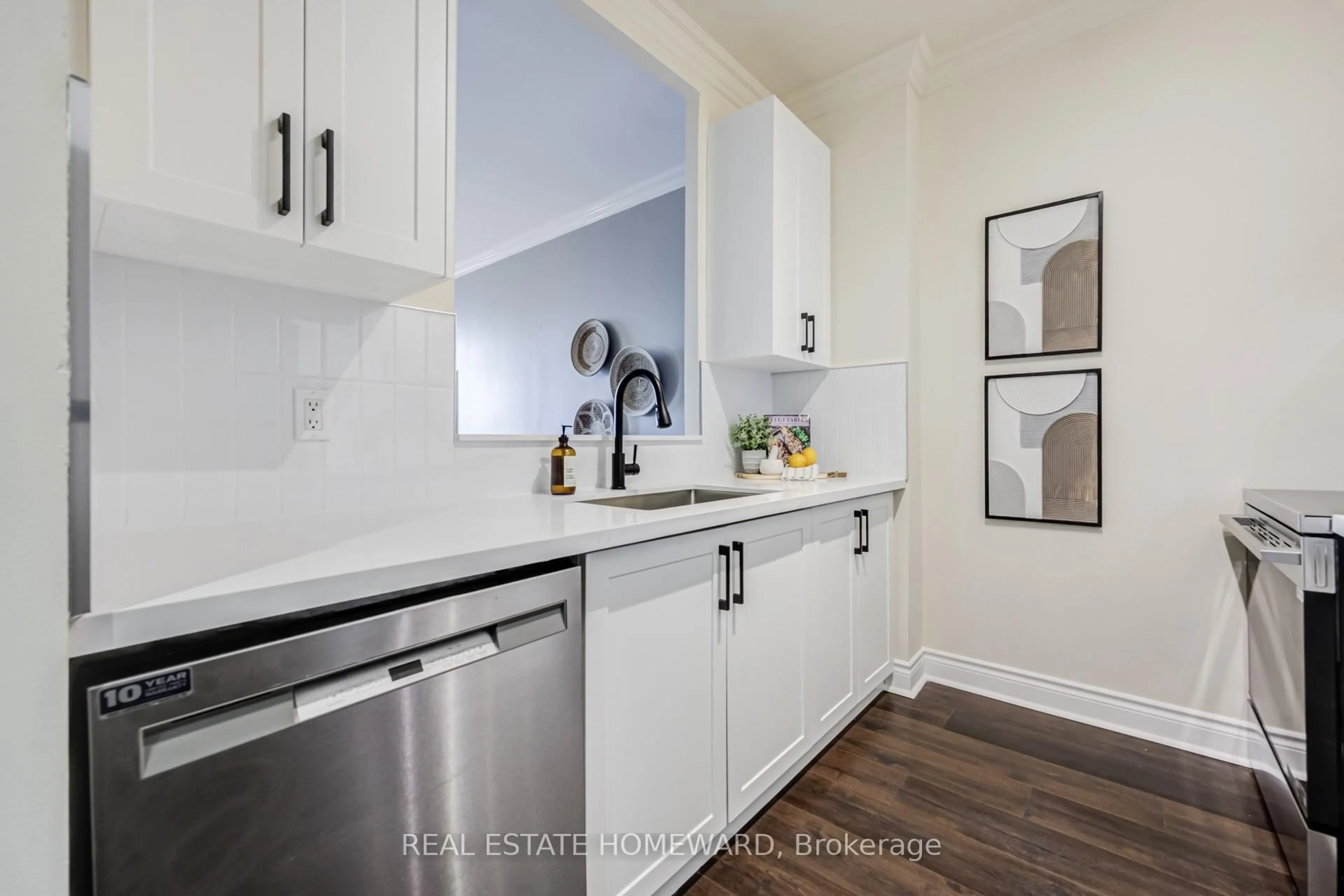 Standard kitchen, unknown for 438 Richmond St #1003, Toronto Ontario M5V 3S6