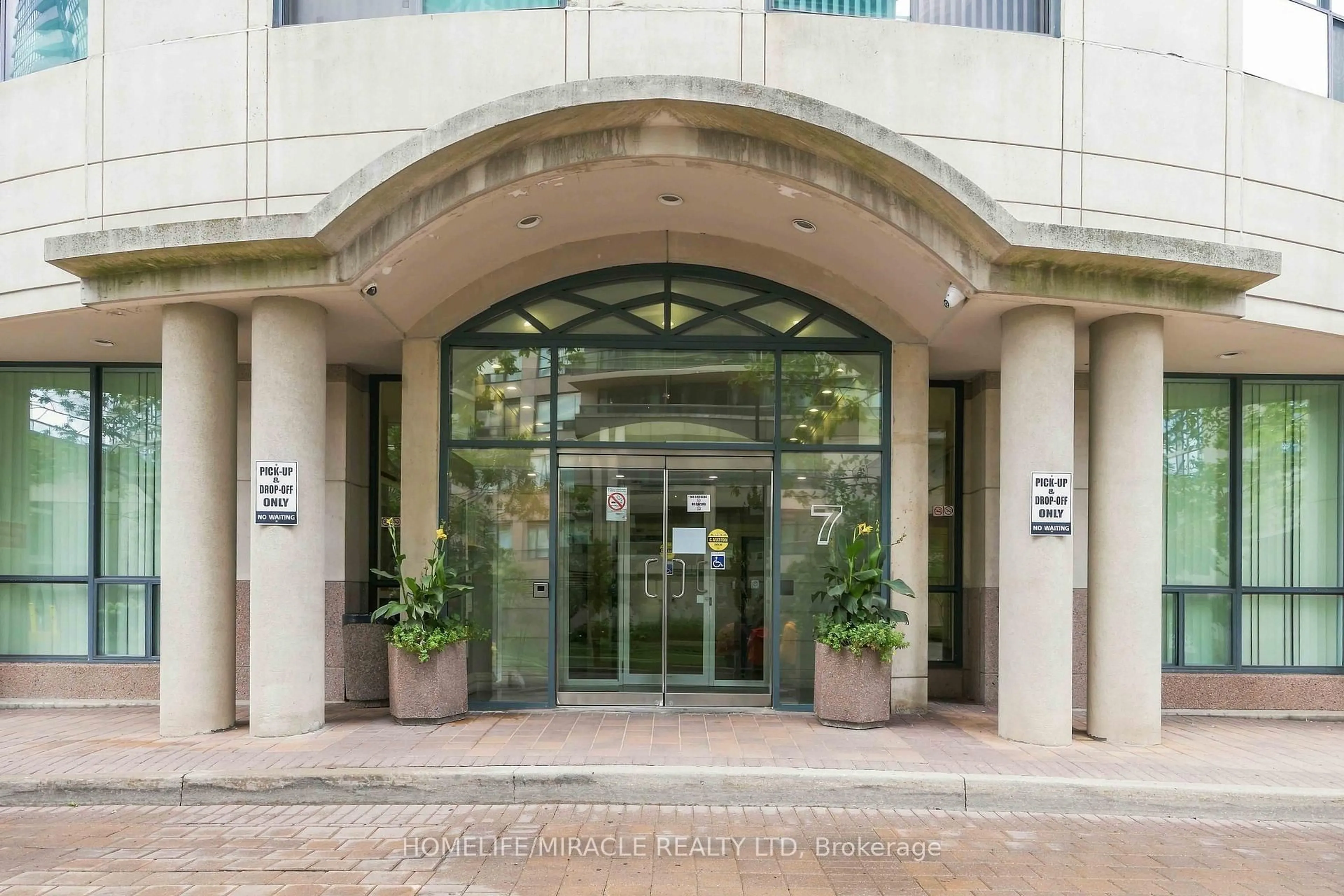 Indoor foyer for 7 Lorraine Dr #1010, Toronto Ontario M2N 7H2