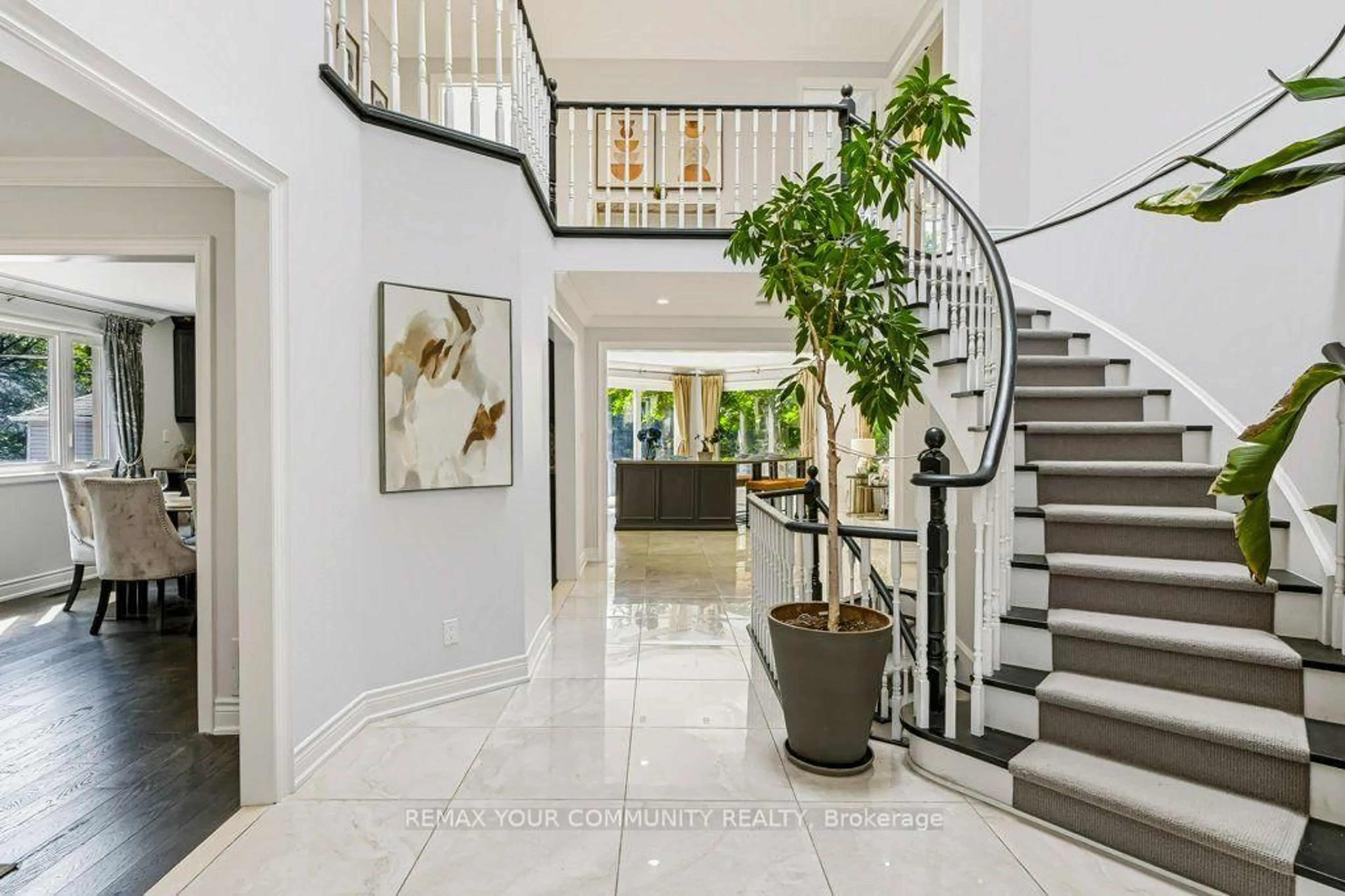 Indoor foyer for 331 Maplehurst Ave, Toronto Ontario M2N 3C7