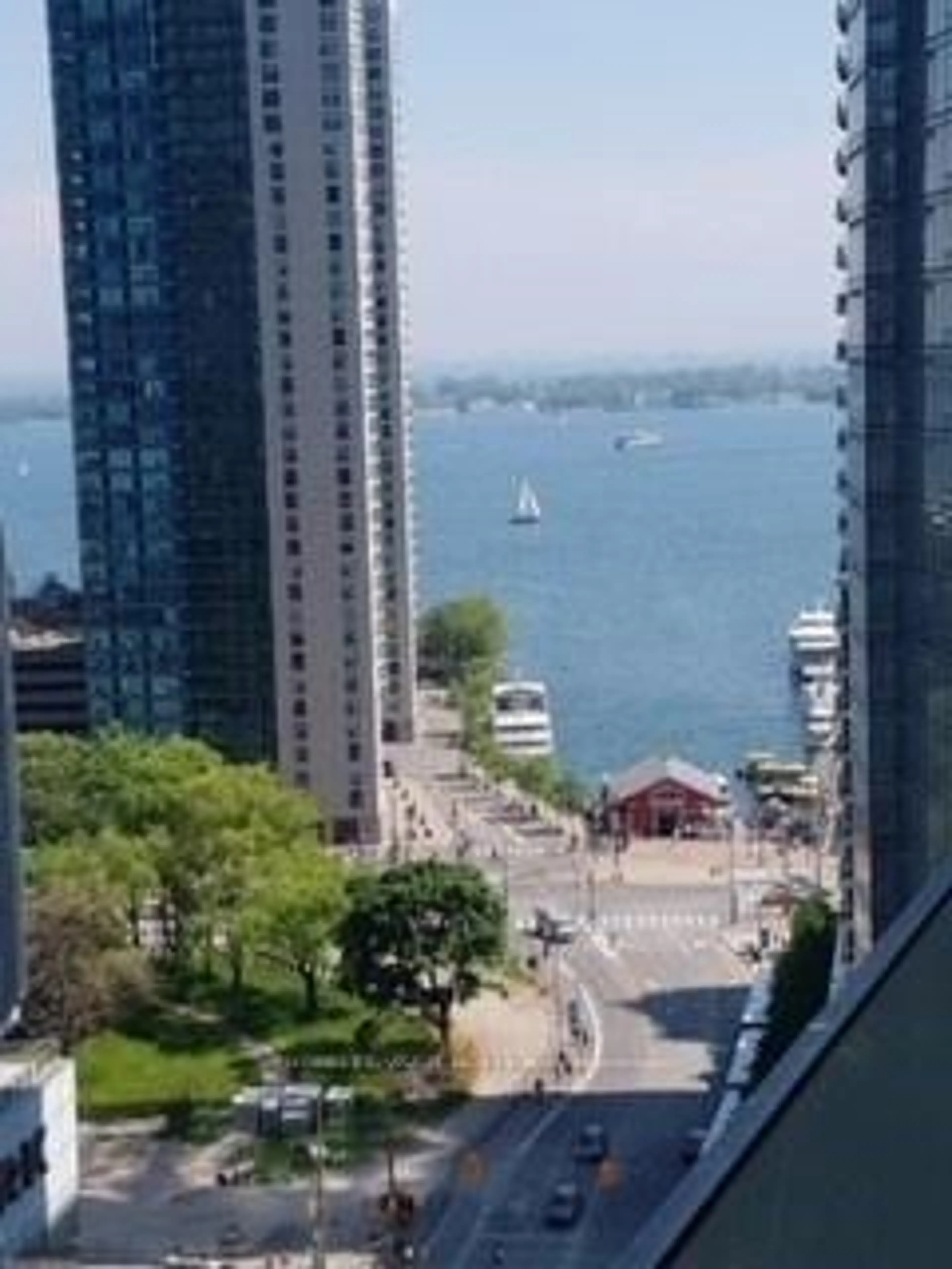 Blurry image for 14 York St #1601, Toronto Ontario M5J 0B1