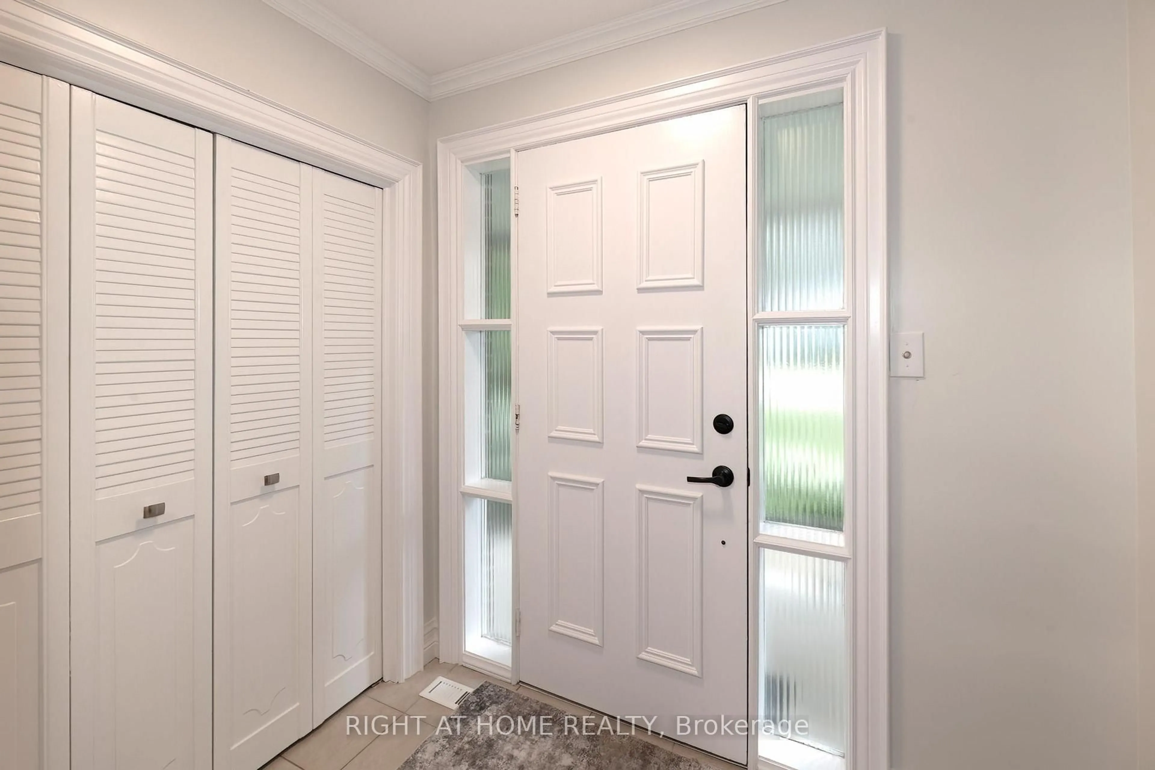Indoor entryway for 236 Shaughnessy Blvd, Toronto Ontario M2J 1K6
