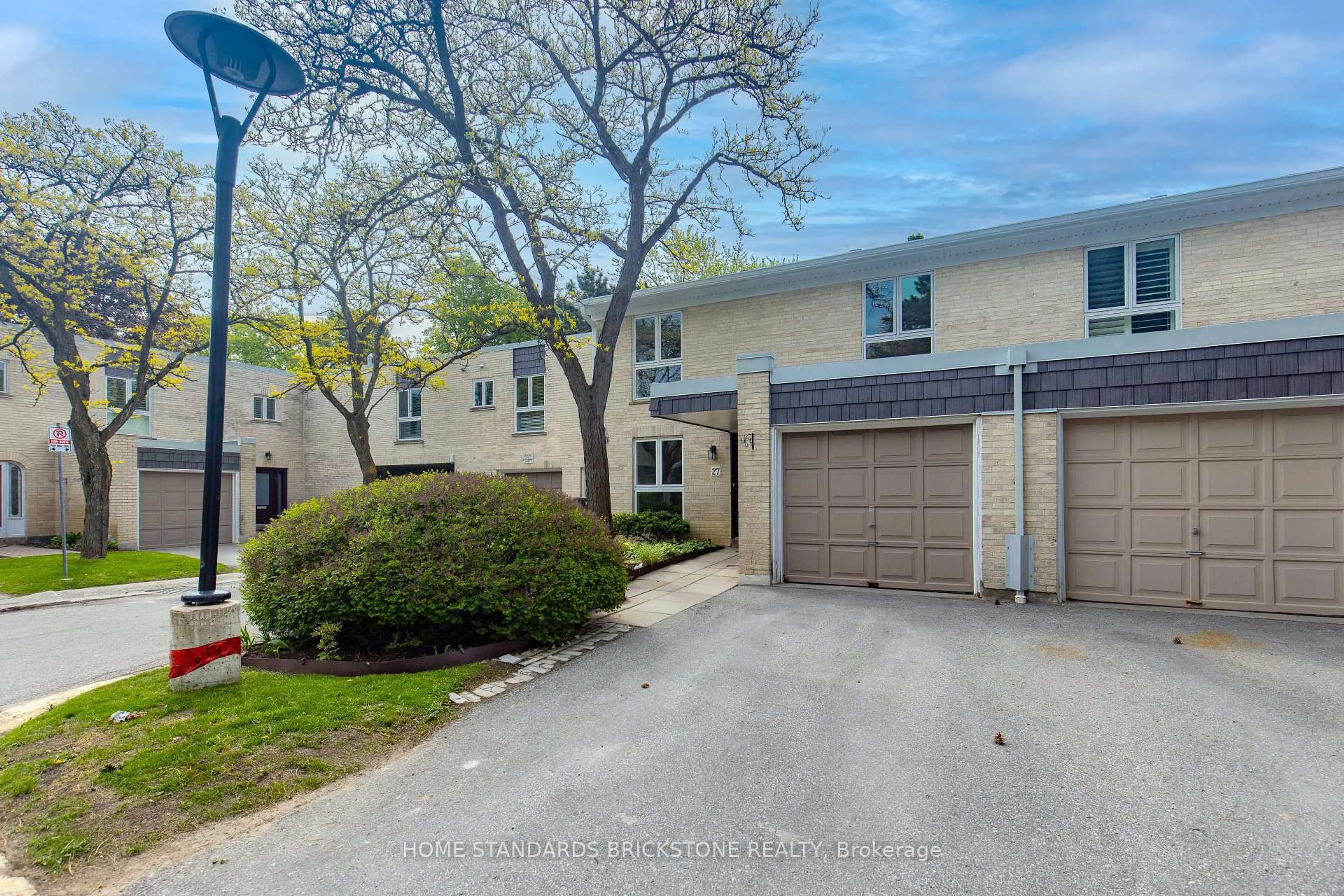 A pic from outside/outdoor area/front of a property/back of a property/a pic from drone, street for 27 Proudbank Millway #50, Toronto Ontario M2L 1P3
