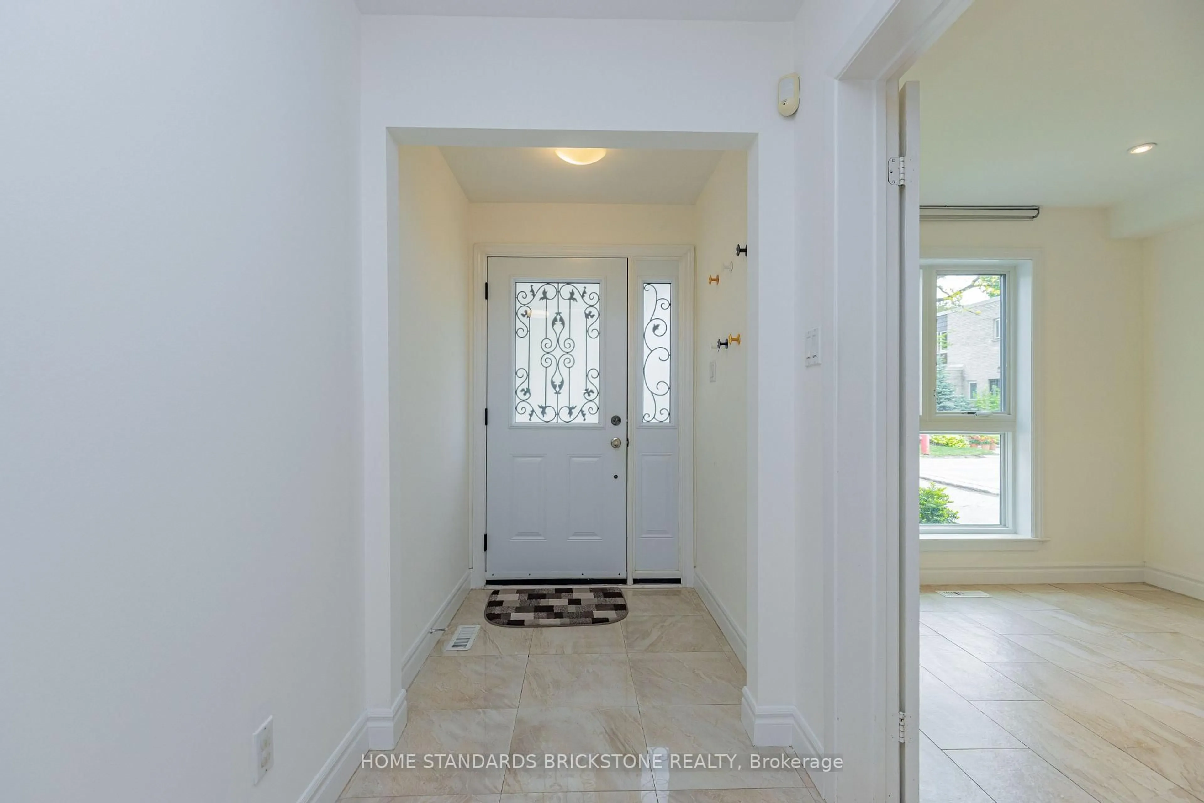Indoor entryway for 27 Proudbank Millway #50, Toronto Ontario M2L 1P3