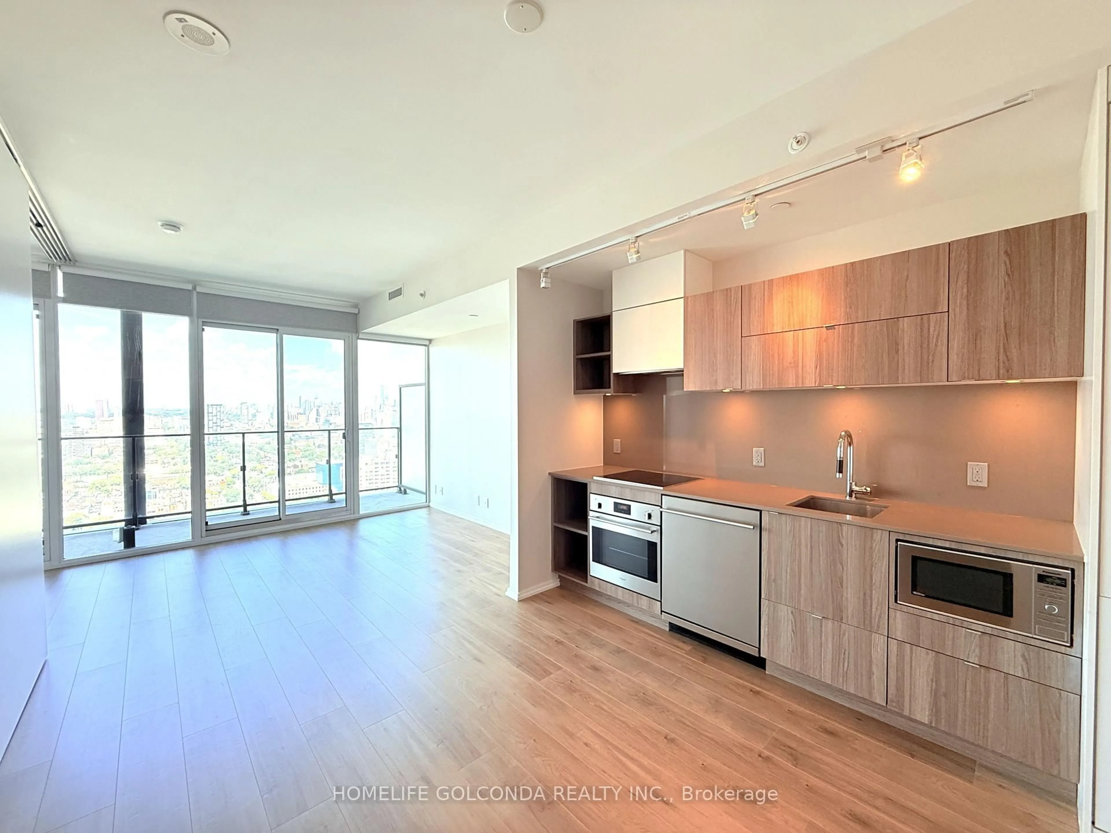 Open concept kitchen, wood/laminate floor for 125 Peter St #3307, Toronto Ontario M5V 2H1