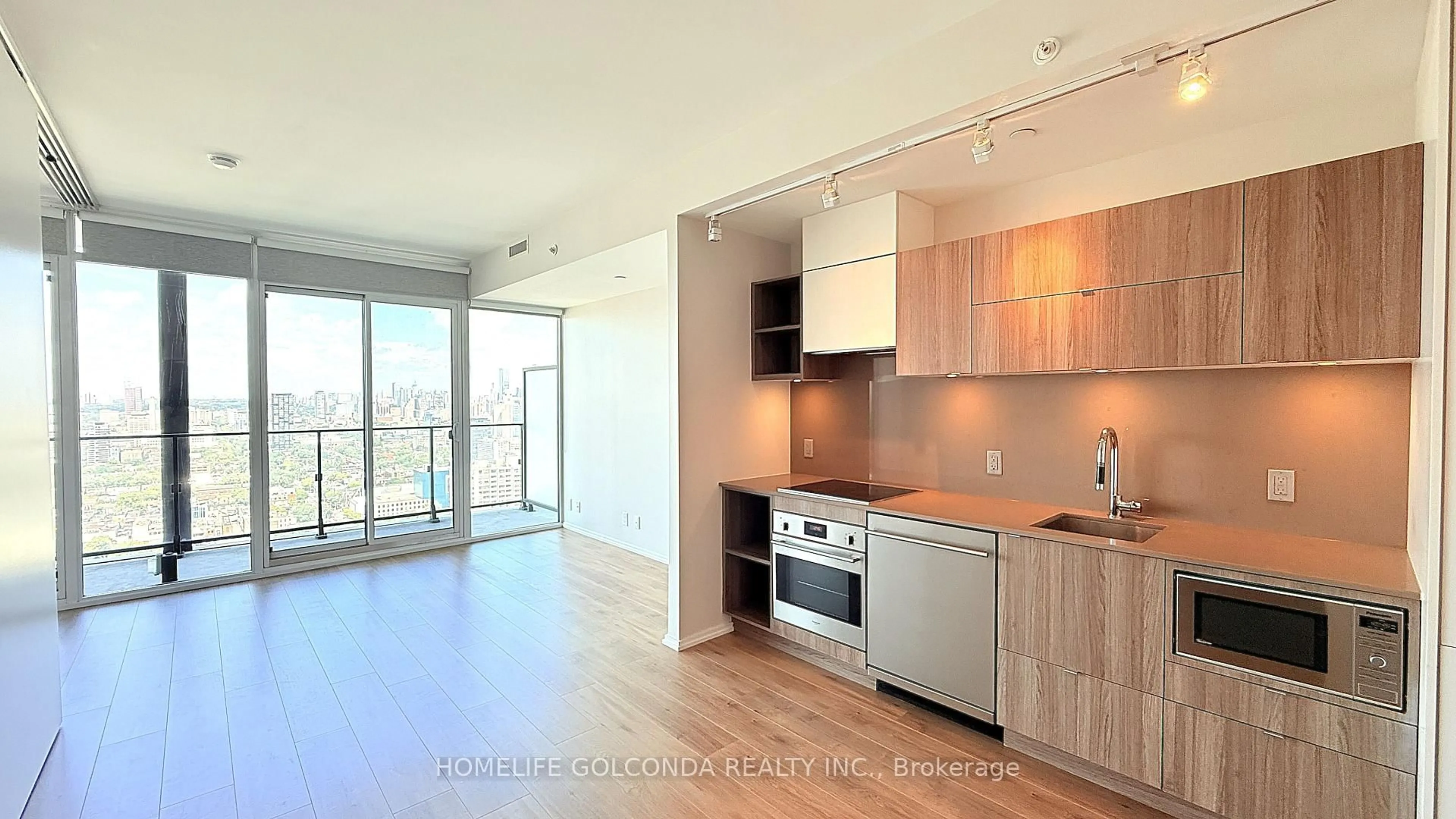 Open concept kitchen, wood/laminate floor for 125 Peter St #3307, Toronto Ontario M5V 2H1