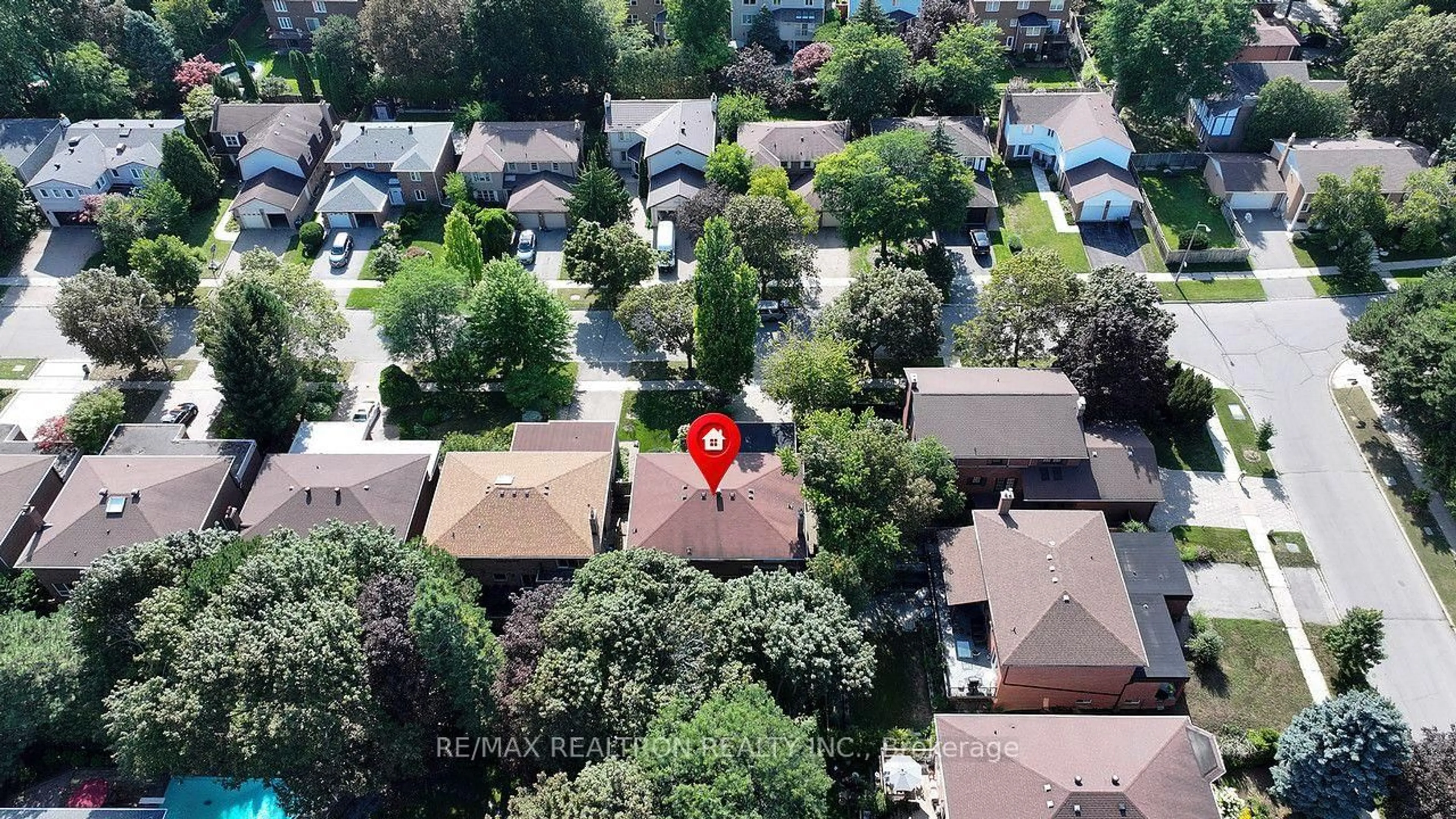 A pic from outside/outdoor area/front of a property/back of a property/a pic from drone, street for 77 Mossgrove Tr, Toronto Ontario M2L 2W2