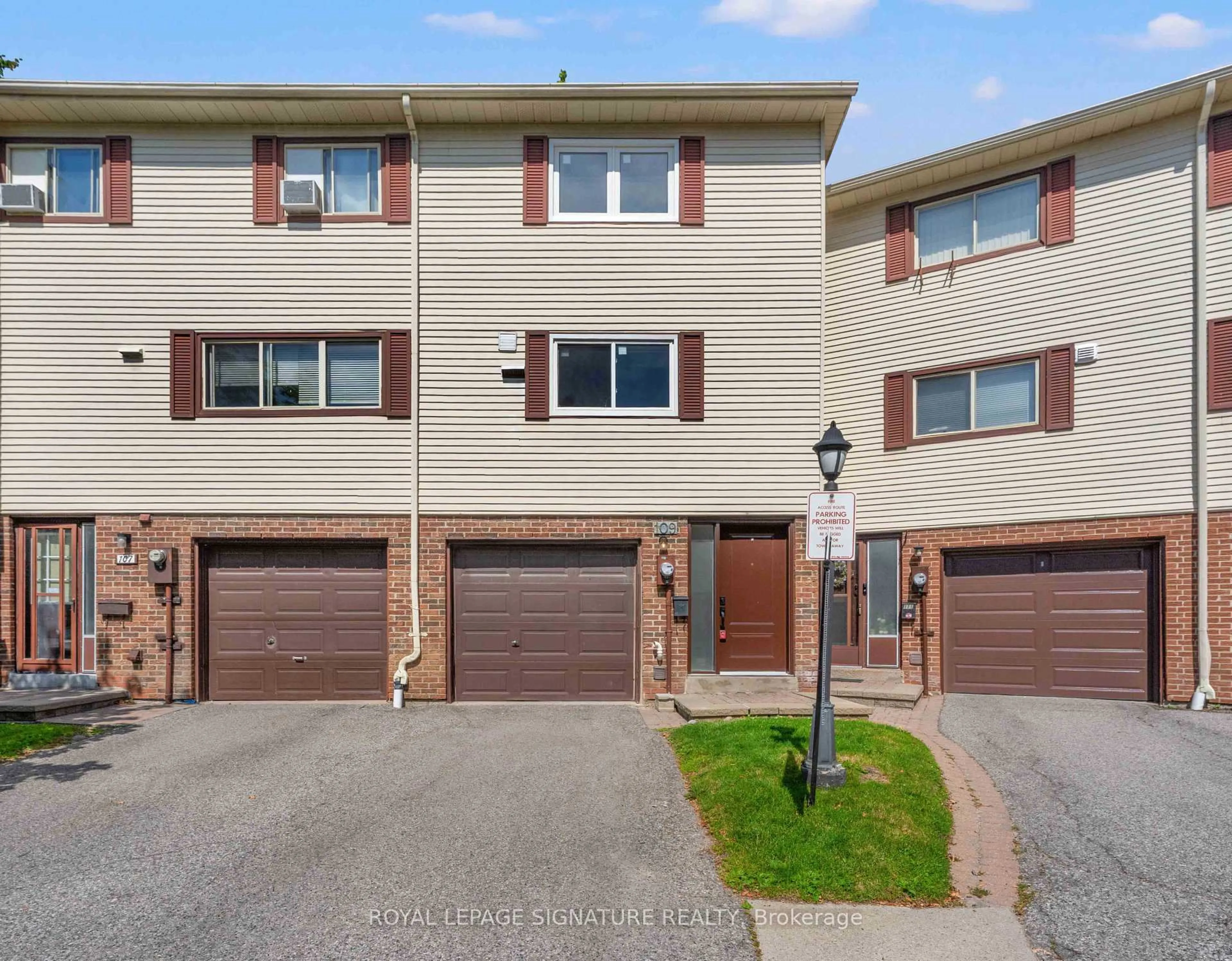 A pic from outside/outdoor area/front of a property/back of a property/a pic from drone, street for 109 Jenny Wren Way #62, Toronto Ontario M2H 2Z1