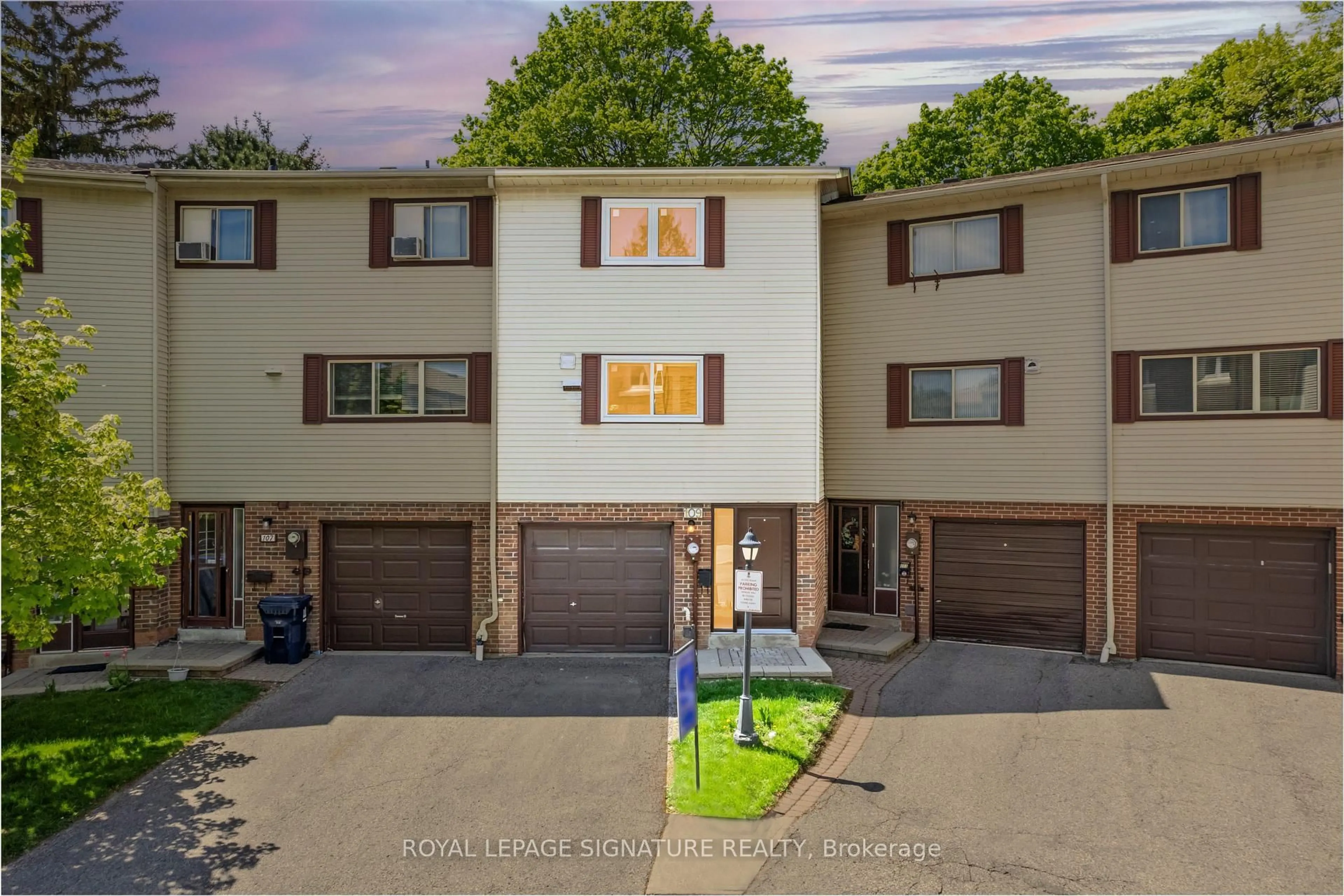 A pic from outside/outdoor area/front of a property/back of a property/a pic from drone, street for 109 Jenny Wren Way #62, Toronto Ontario M2H 2Z1