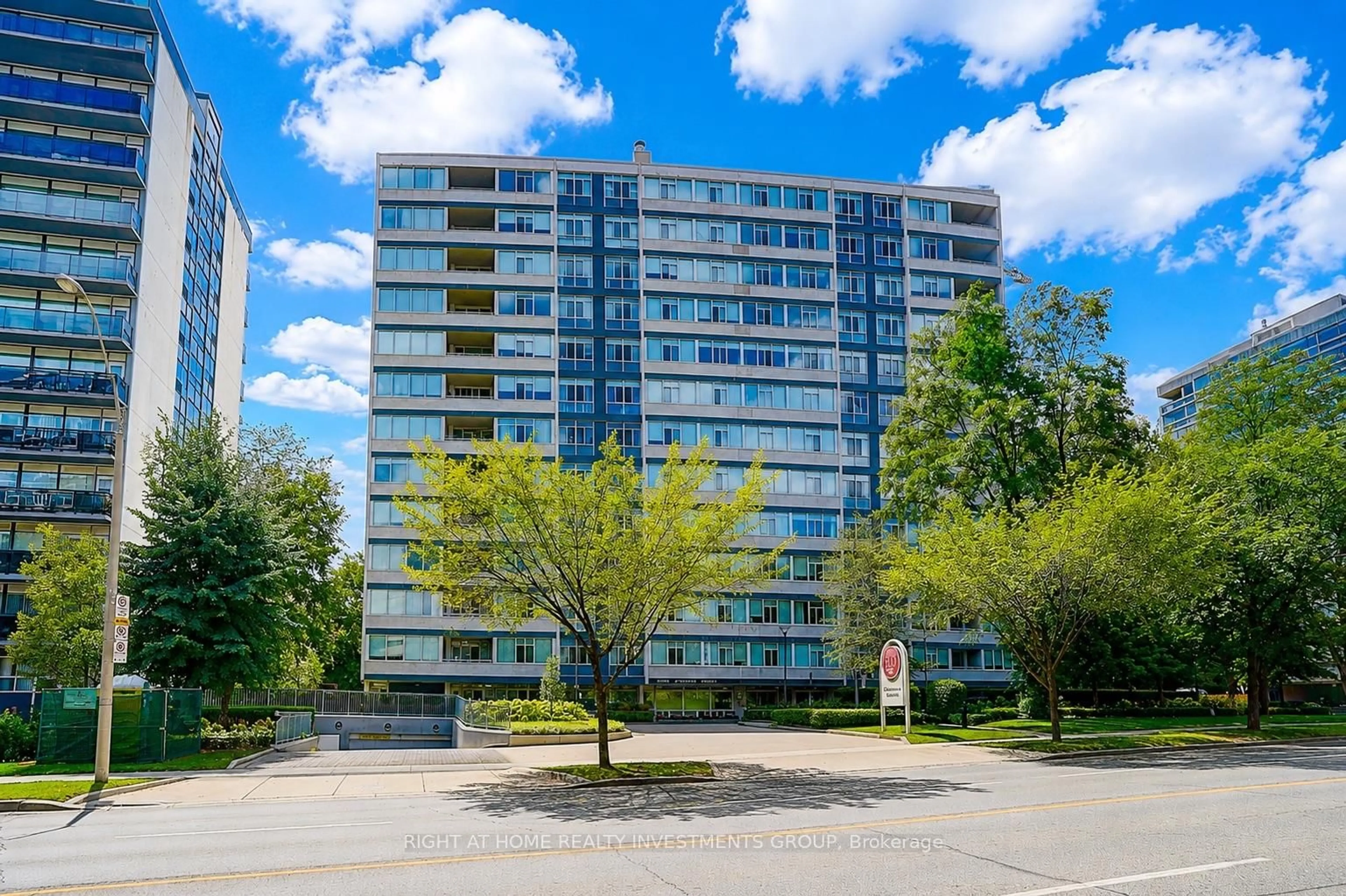 Patio, building for 500 Avenue Rd #102, Toronto Ontario M4V 2J6