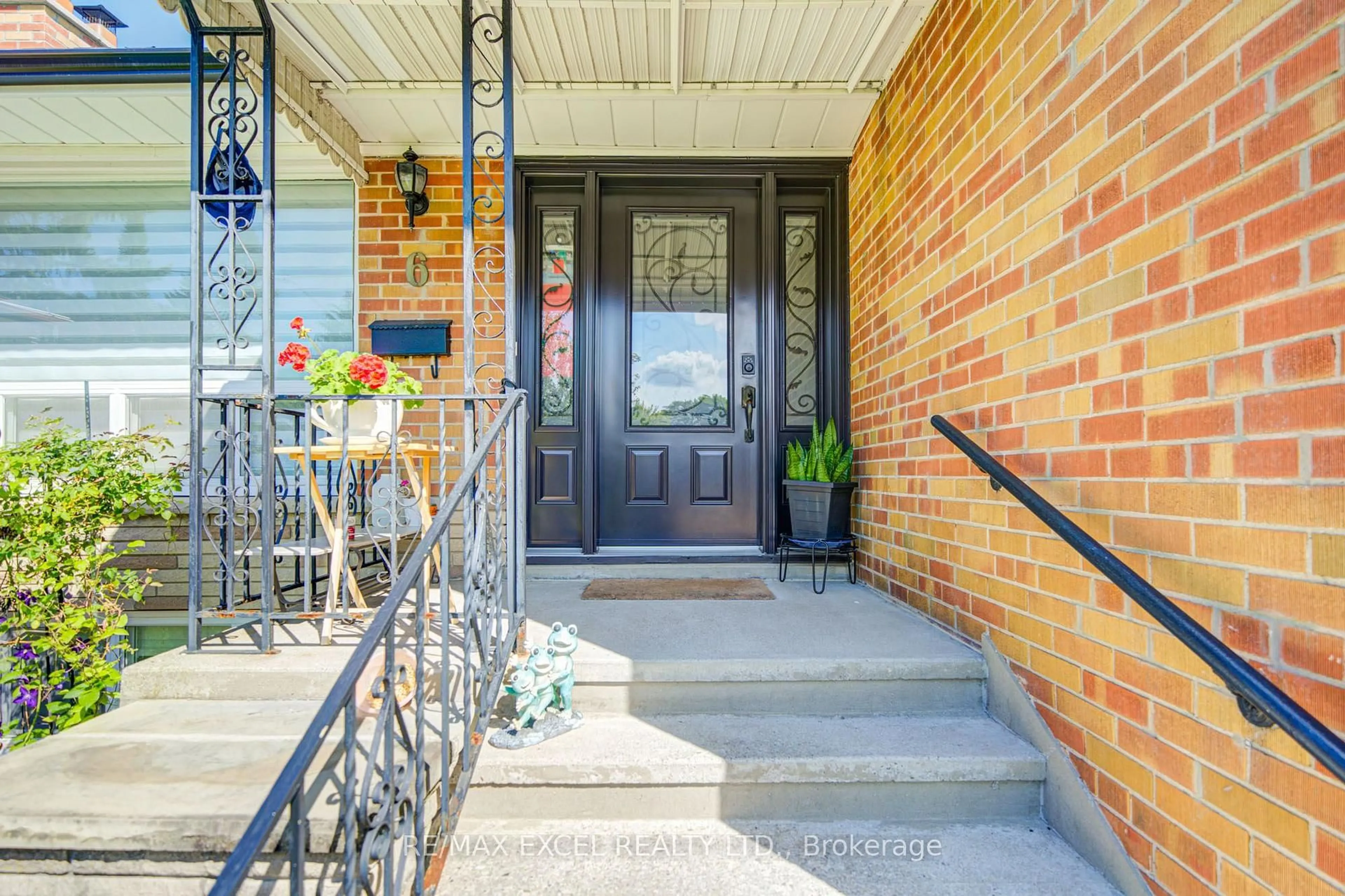 Indoor entryway for 6 Averill Cres, Toronto Ontario M2M 2A9