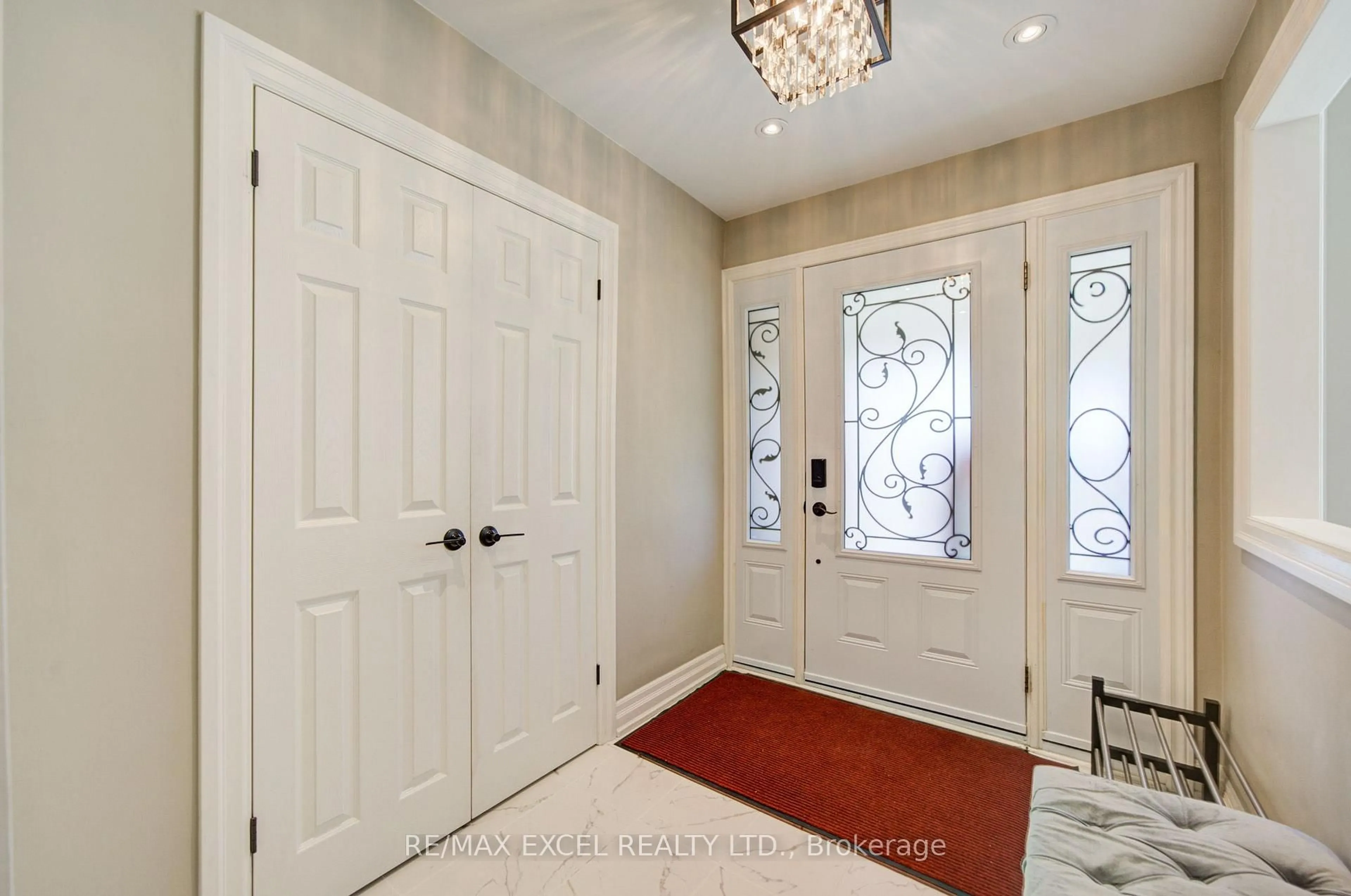 Indoor entryway for 6 Averill Cres, Toronto Ontario M2M 2A9