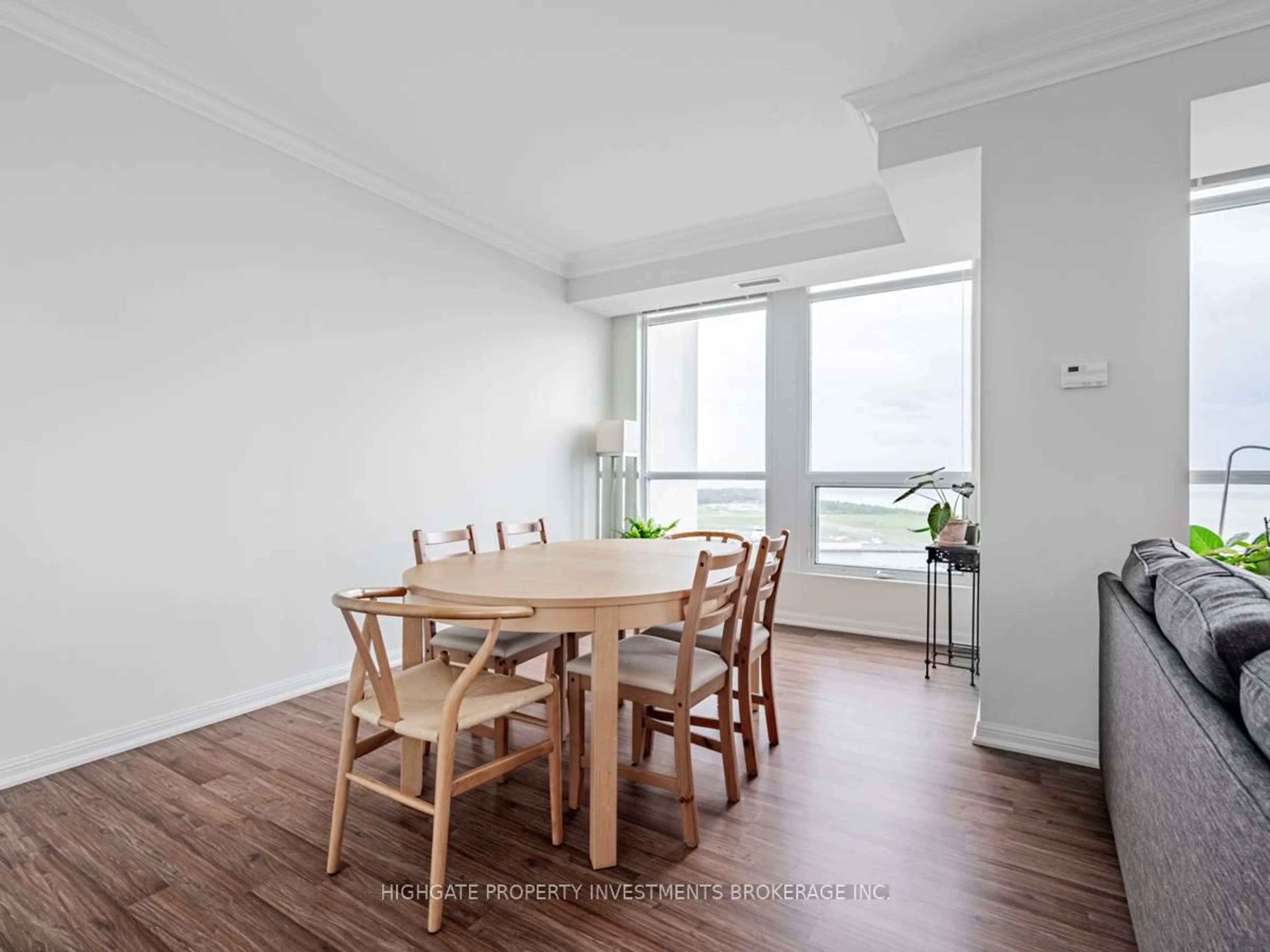 Dining room, wood/laminate floor for 628 Fleet St #2506, Toronto Ontario M5V 1A8