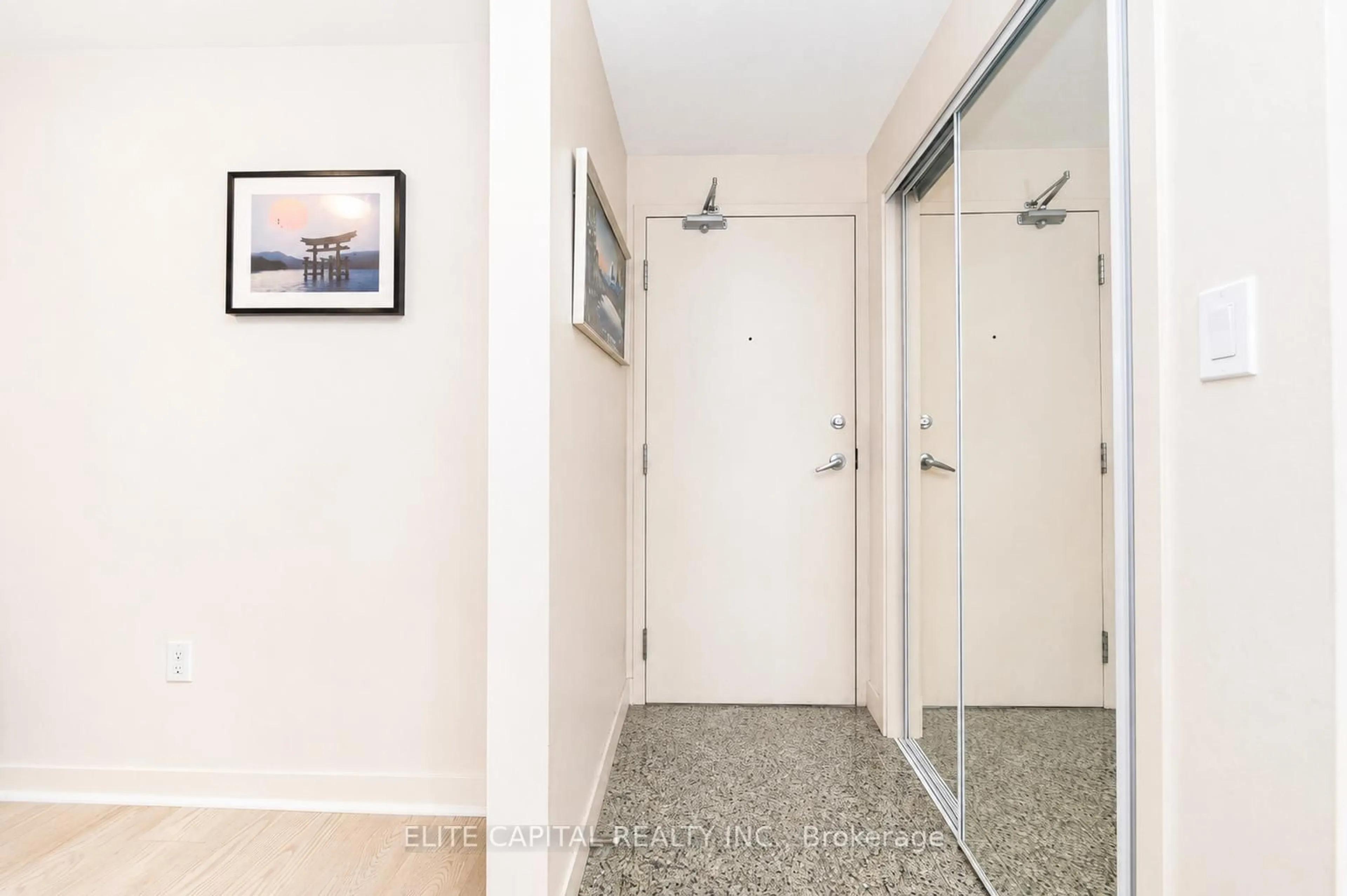 Indoor entryway for 10 Navy Wharf Crt #1008, Toronto Ontario M5V 3V2