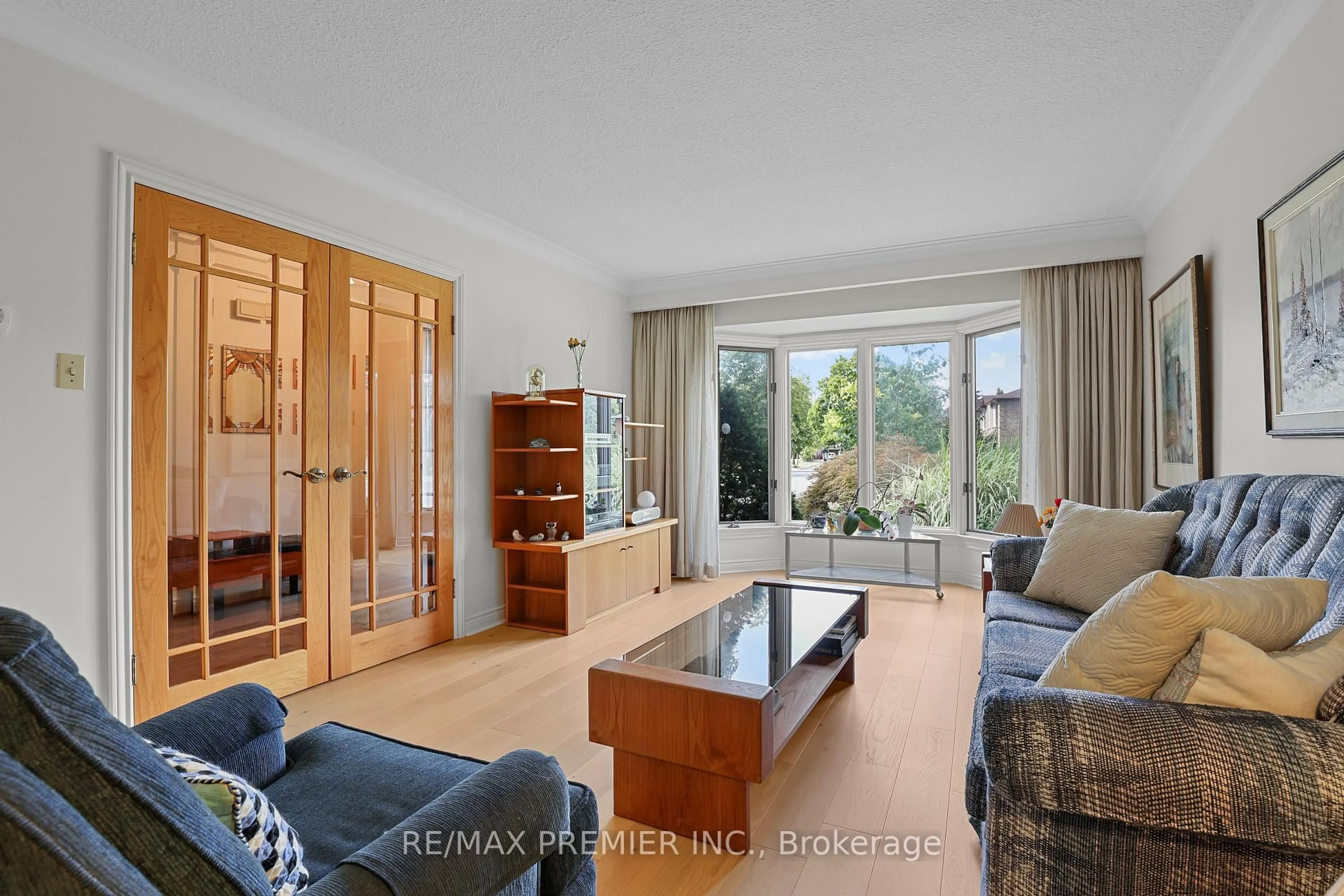 Living room with furniture, wood/laminate floor for 19 Temagami Crt, Toronto Ontario M2M 4E6