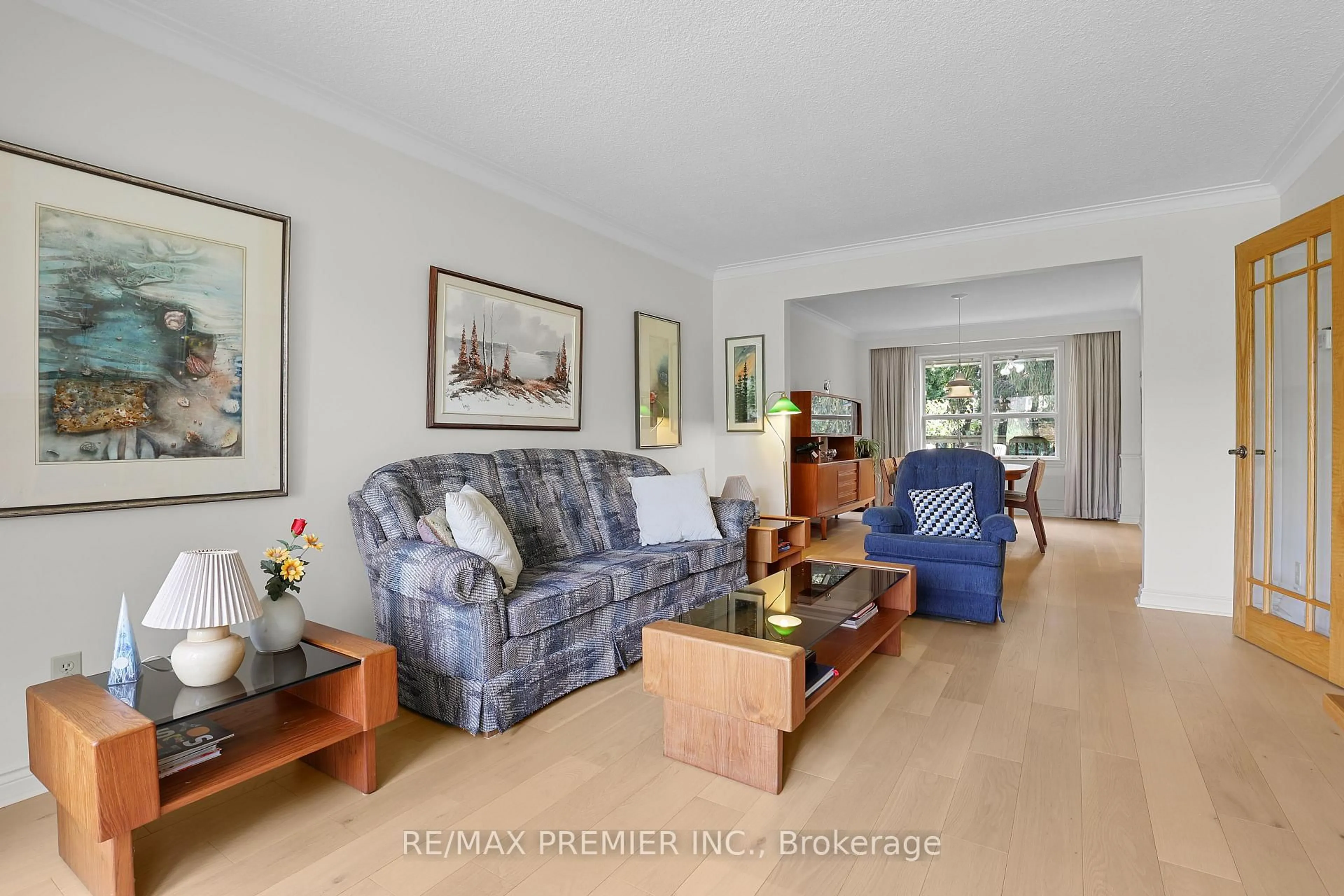 Living room with furniture, unknown for 19 Temagami Crt, Toronto Ontario M2M 4E6