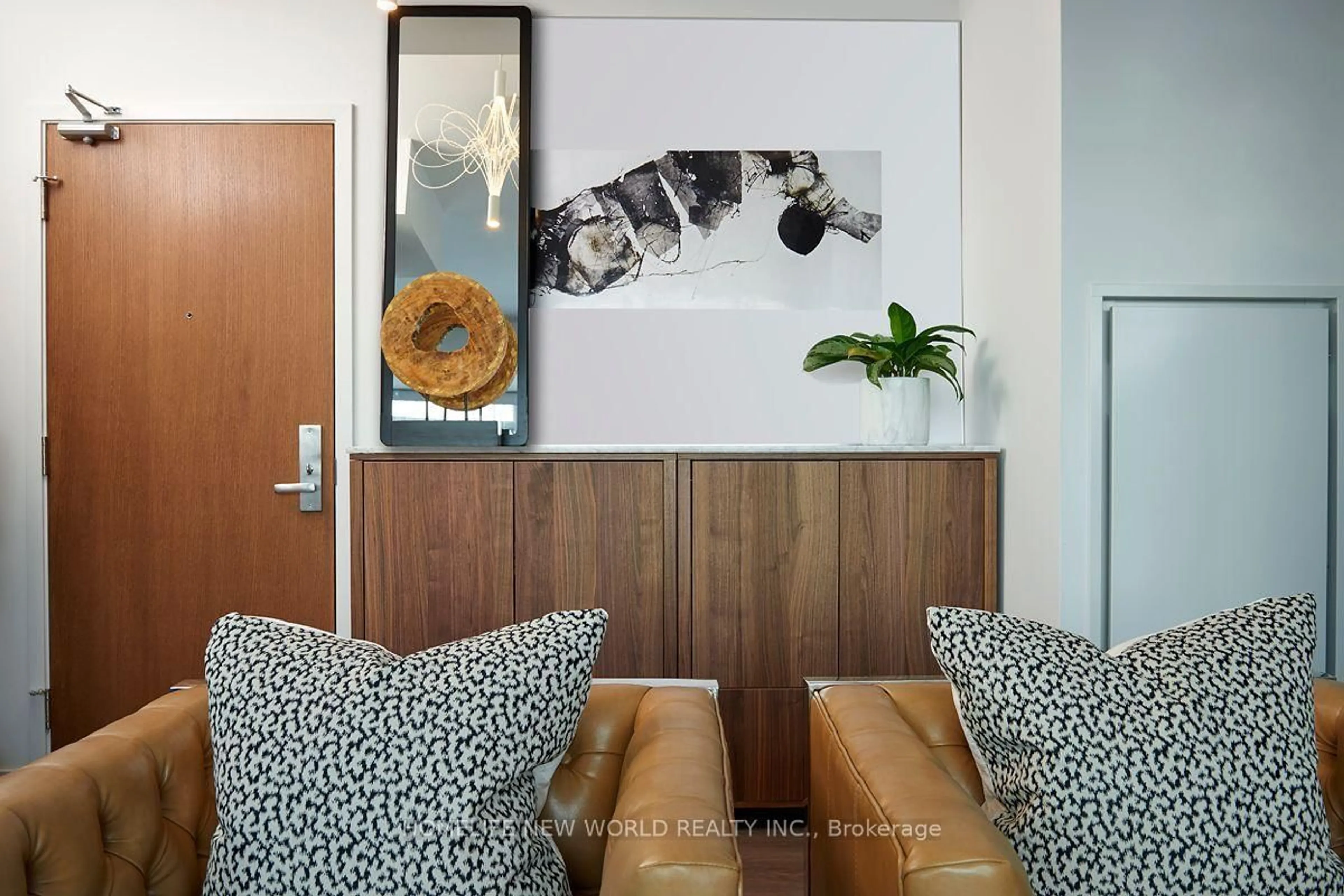 Indoor entryway for 783 Bathurst St #803, Toronto Ontario M5S 0A8