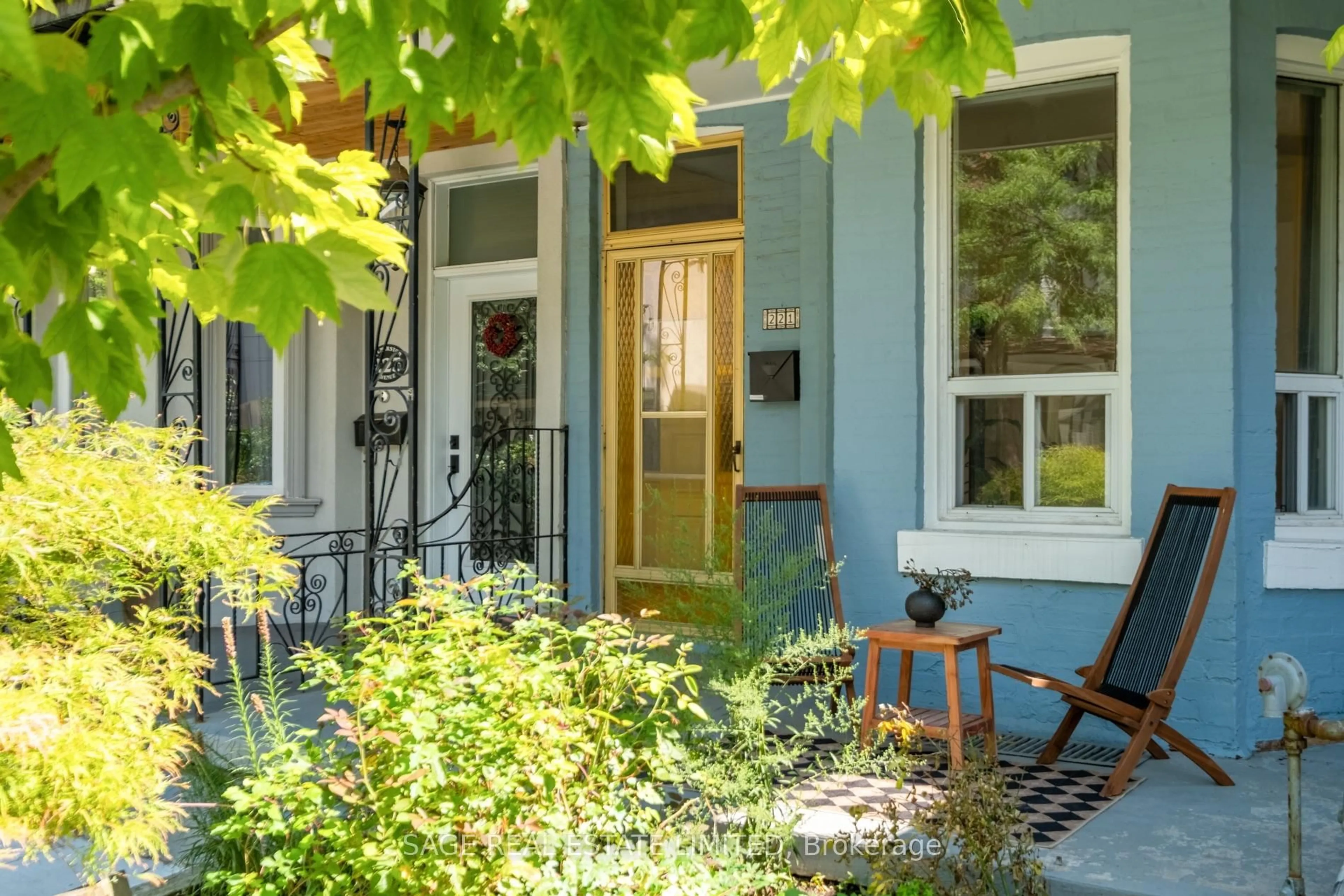 Patio, street for 221 Palmerston Ave, Toronto Ontario M6J 2J3