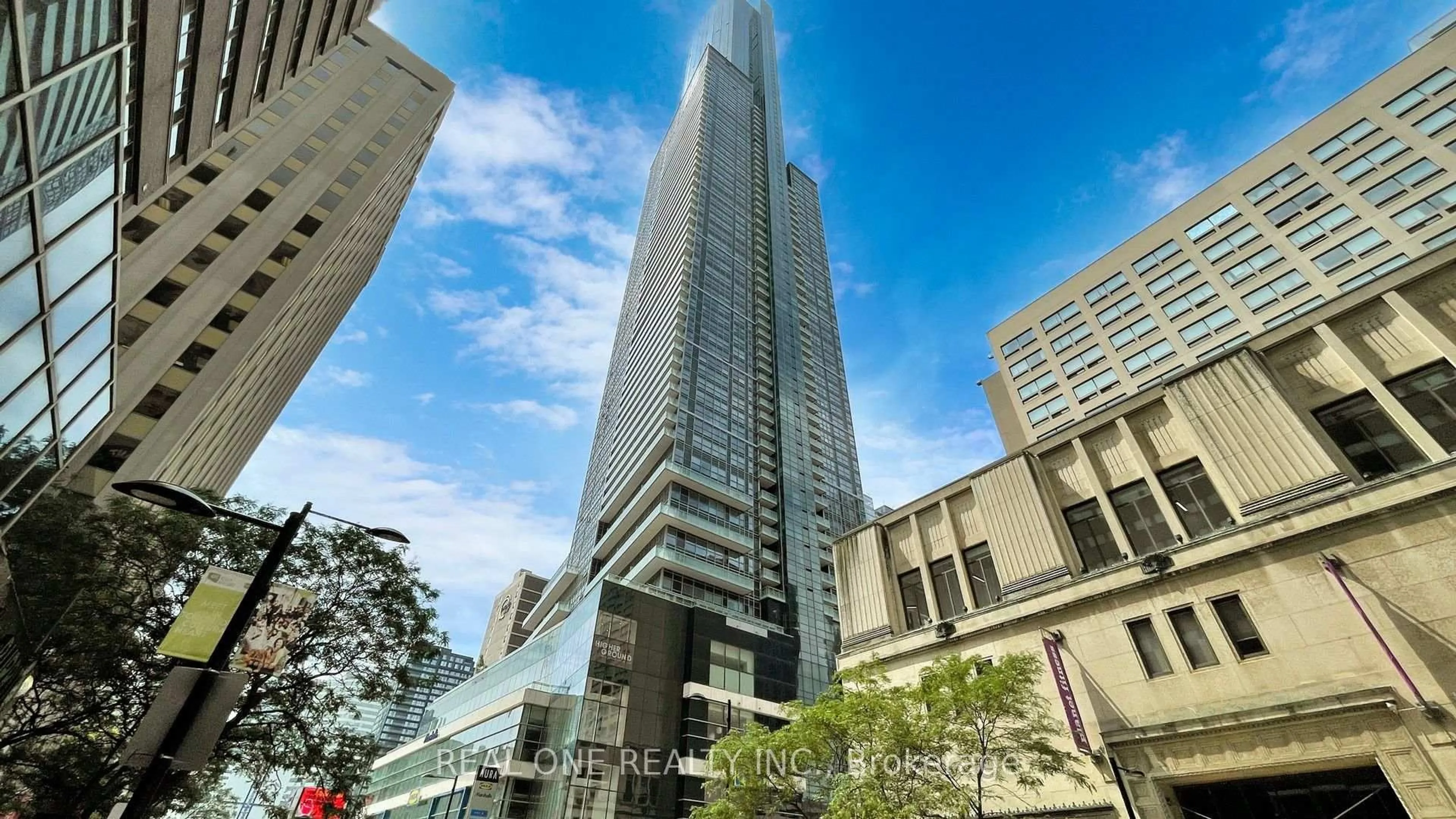 Indoor foyer for 386 Yonge St #5814, Toronto Ontario M5B 0A5