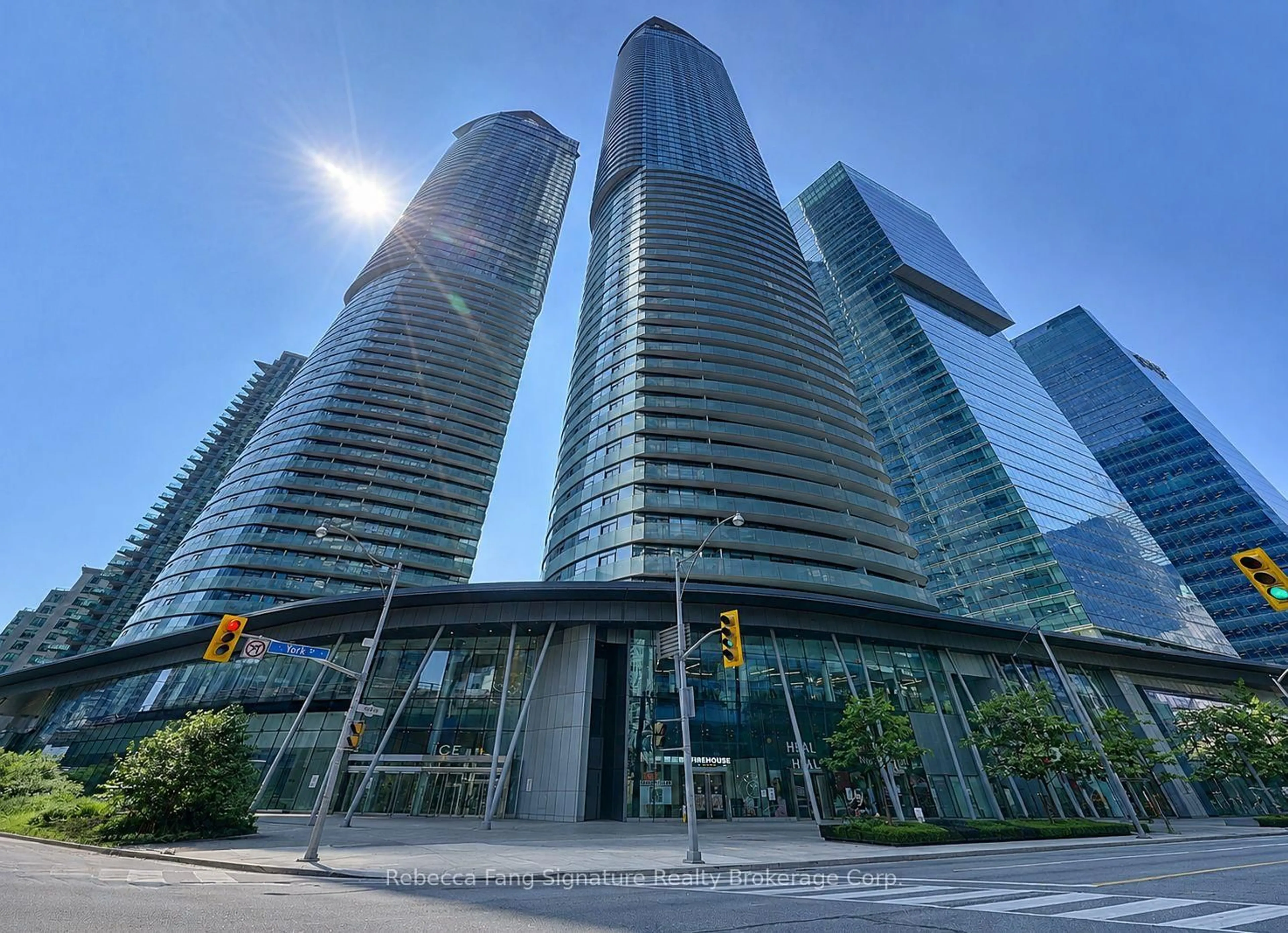 Indoor foyer for 12 York St #3811, Toronto Ontario M5J 2Z2