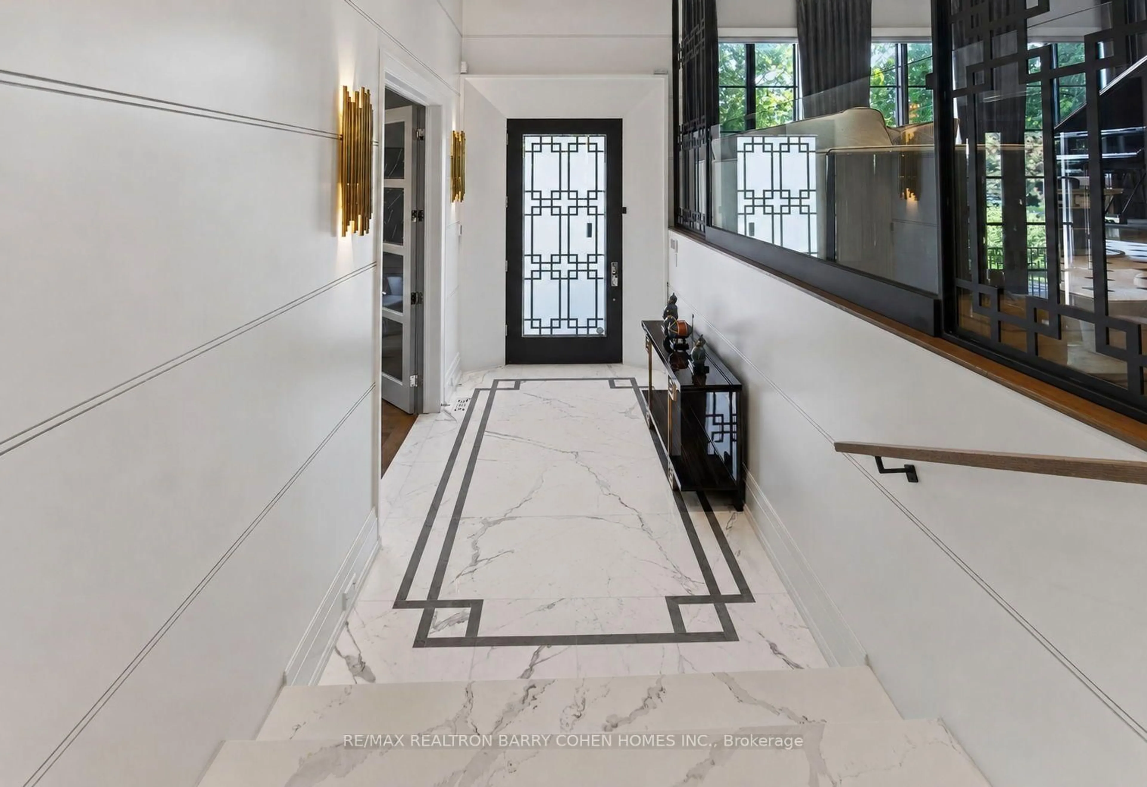Indoor entryway for 154 Yonge Blvd, Toronto Ontario M5M 3H4