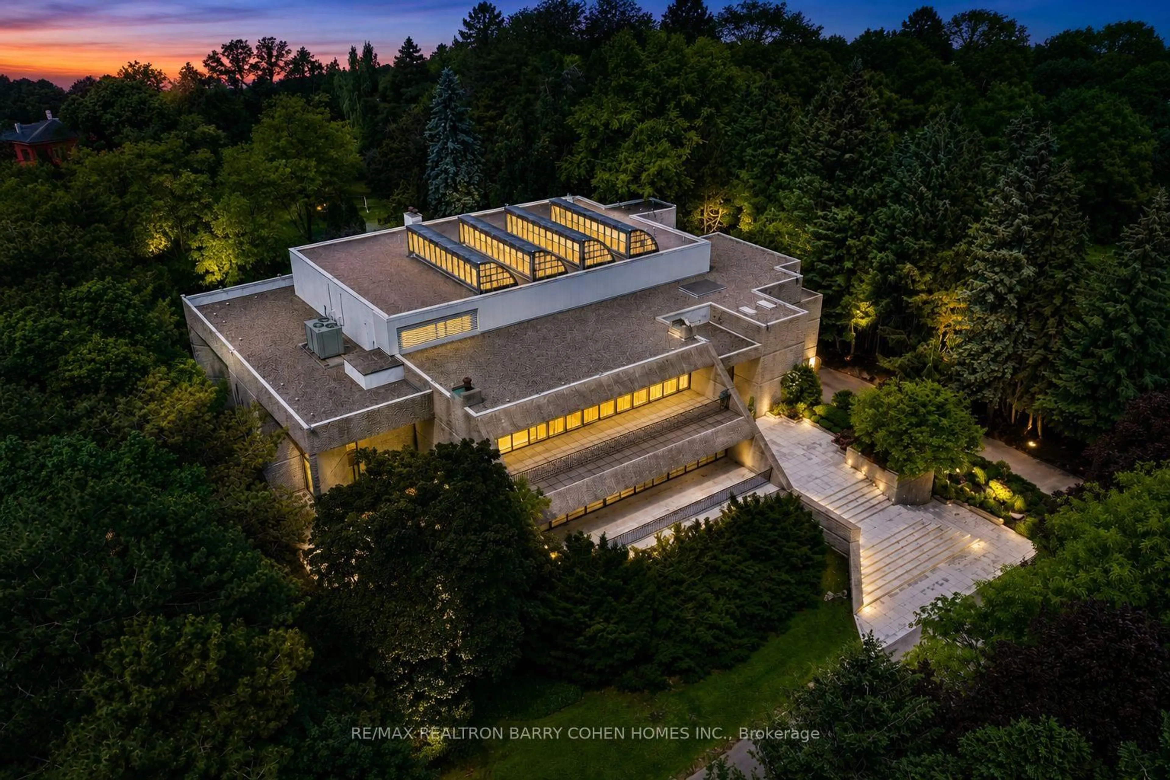 A pic from outside/outdoor area/front of a property/back of a property/a pic from drone, building for 30 High Point Rd, Toronto Ontario M3C 2R3