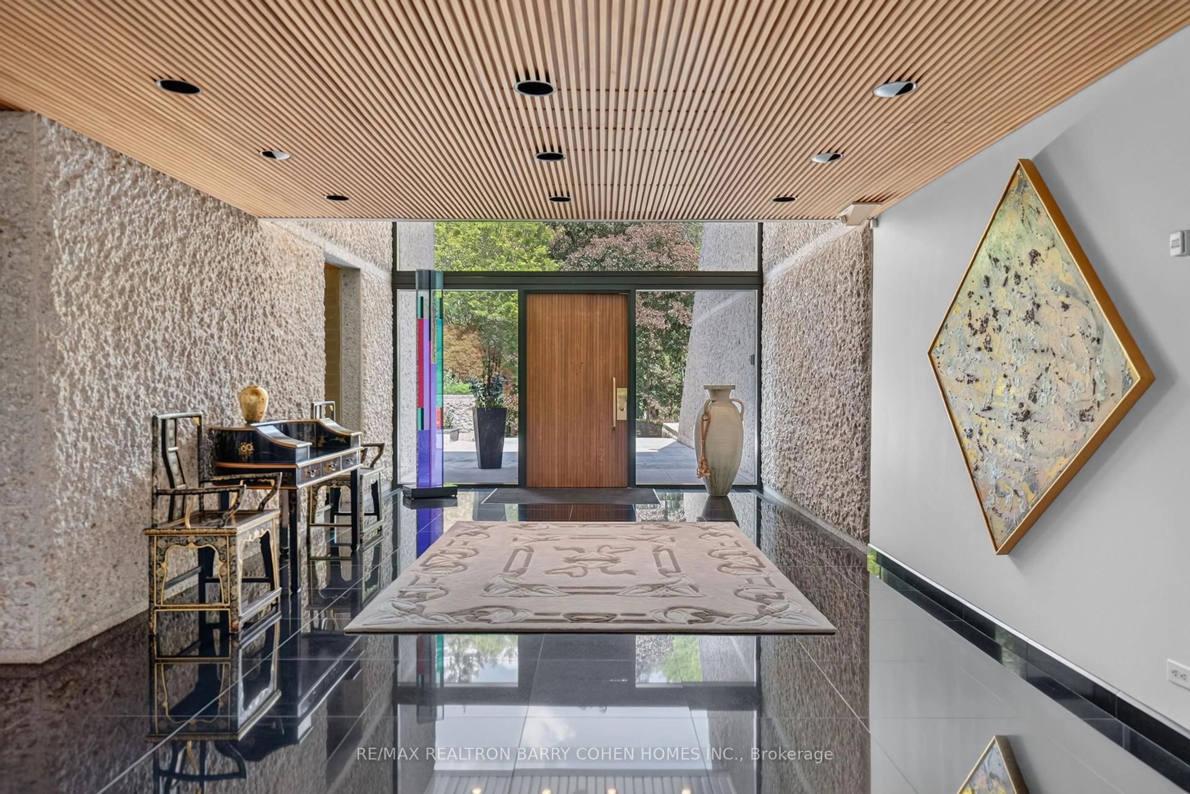 Indoor foyer for 30 High Point Rd, Toronto Ontario M3C 2R3