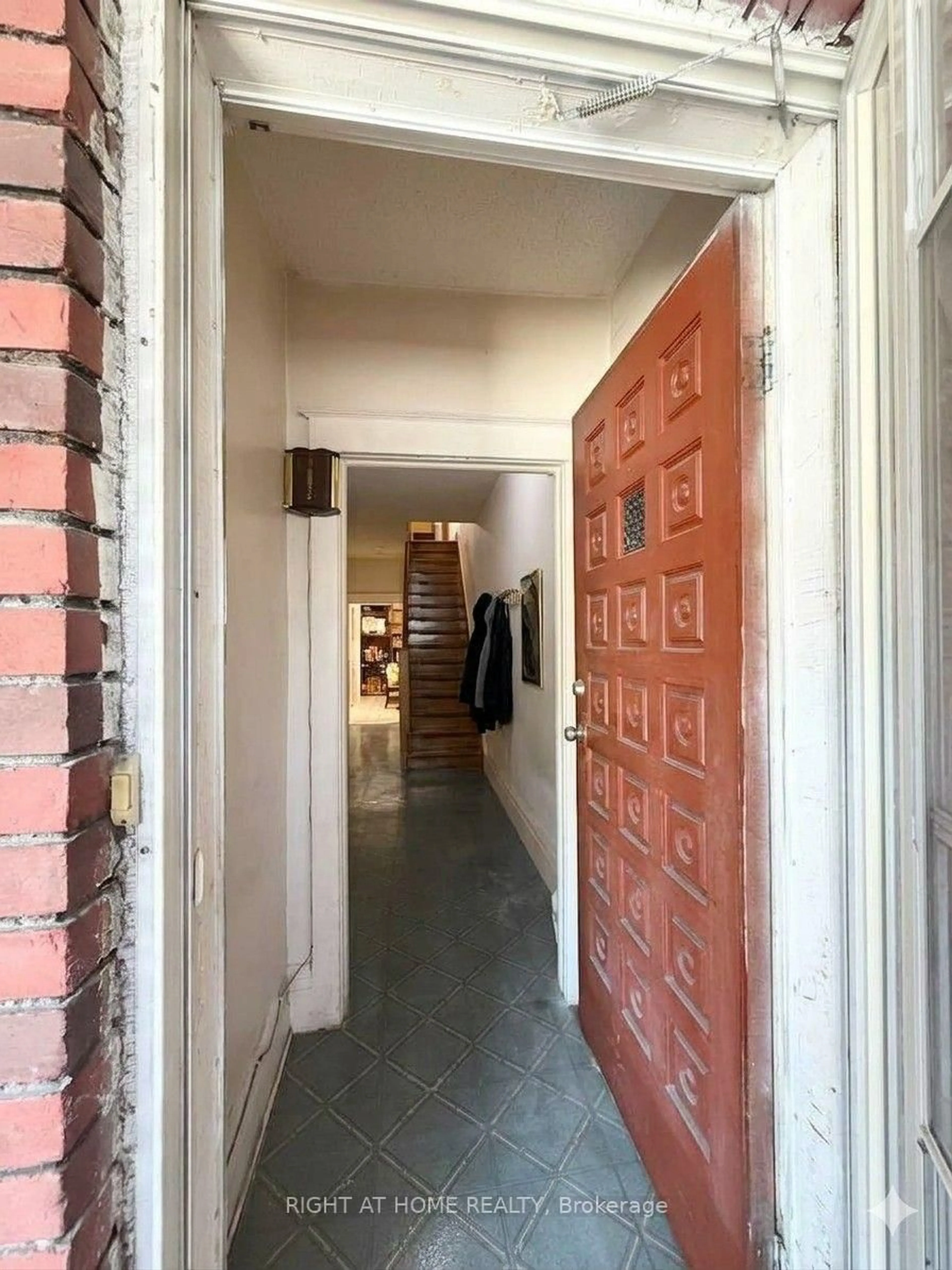 Indoor foyer for 665 Ossington Ave, Toronto Ontario M6G 3T6