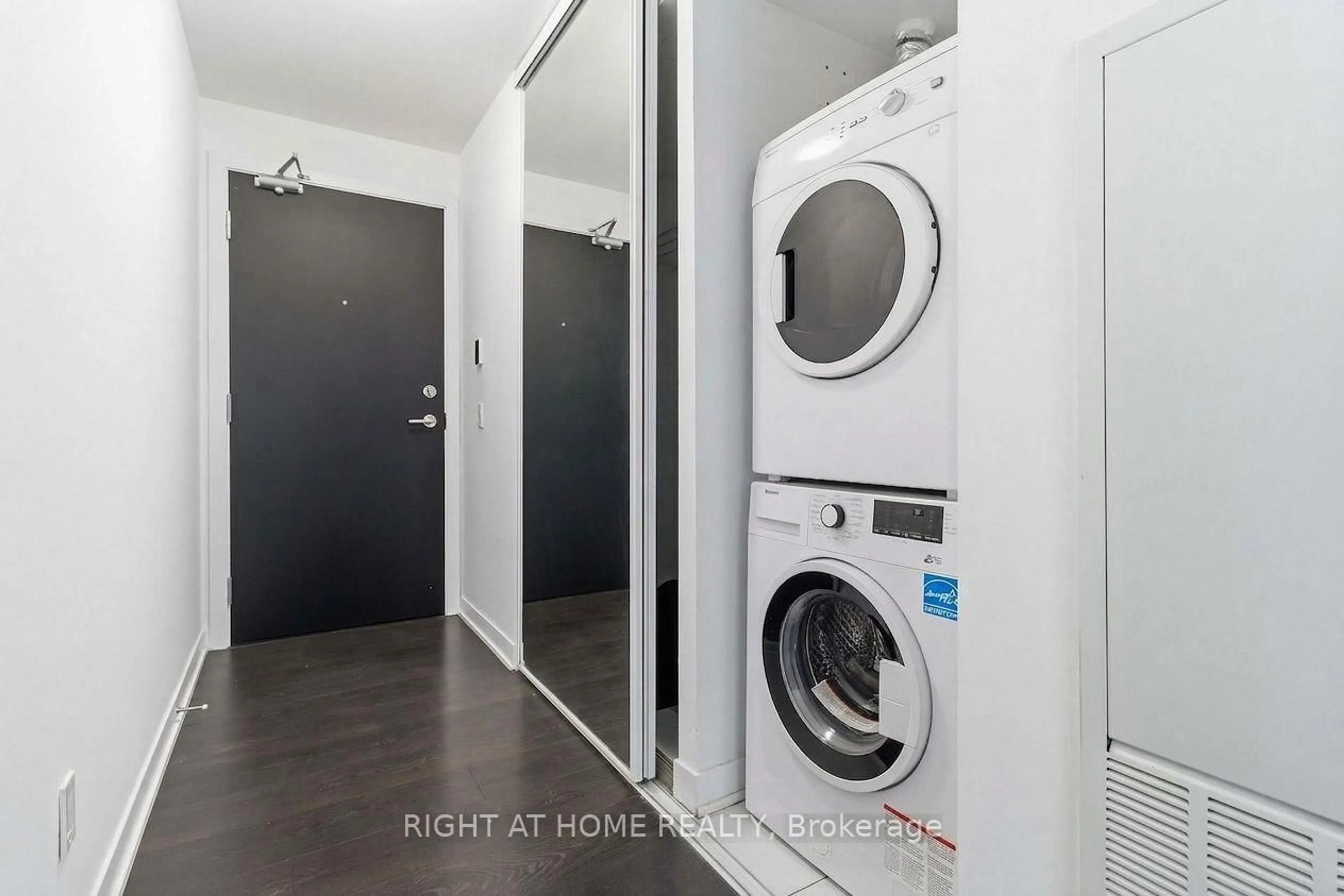 Laundry room for 87 Peter St #4606, Toronto Ontario M5V 2G5