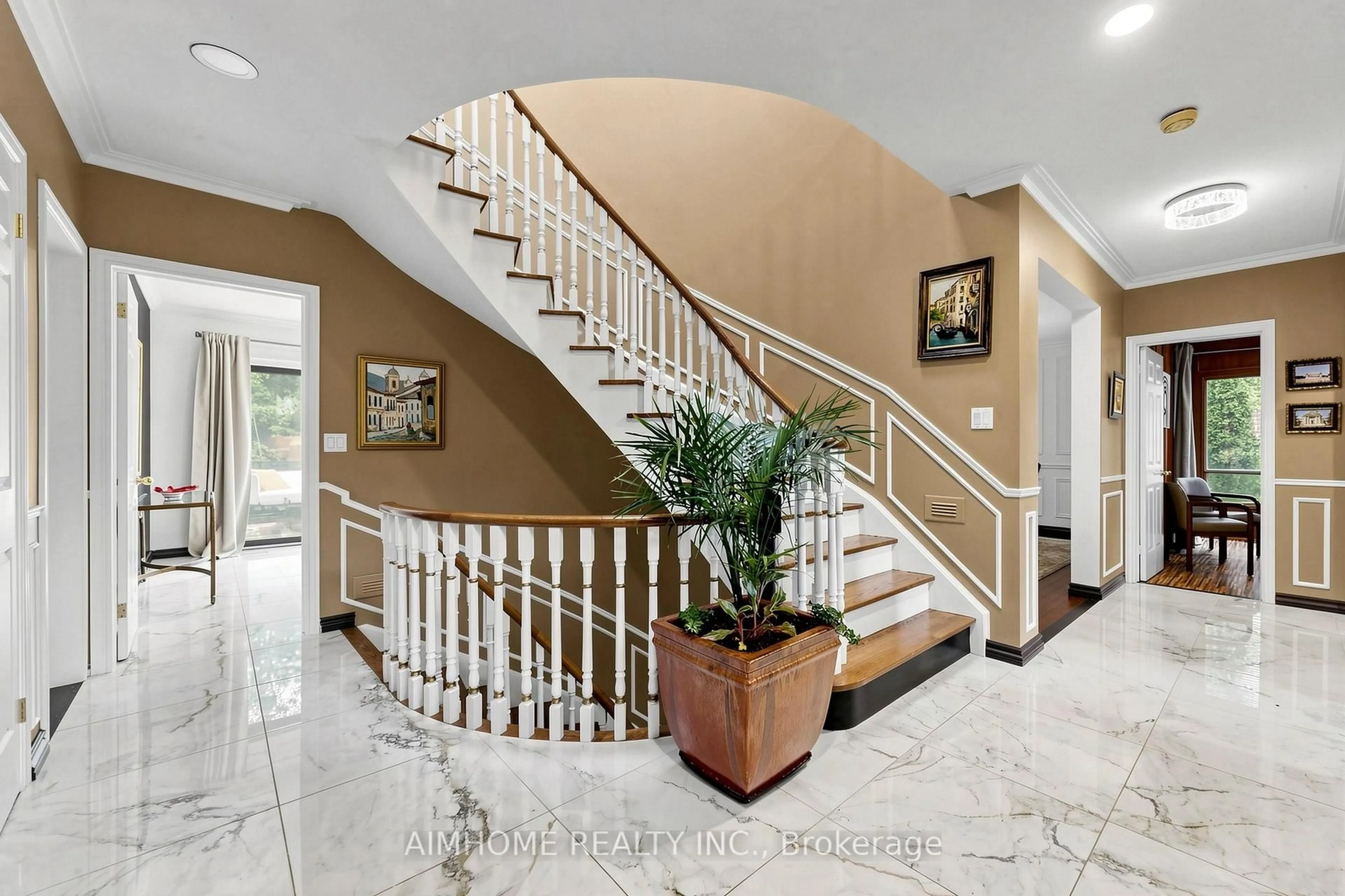 Indoor foyer for 93 Clarinda Dr, Toronto Ontario M2K 2V2