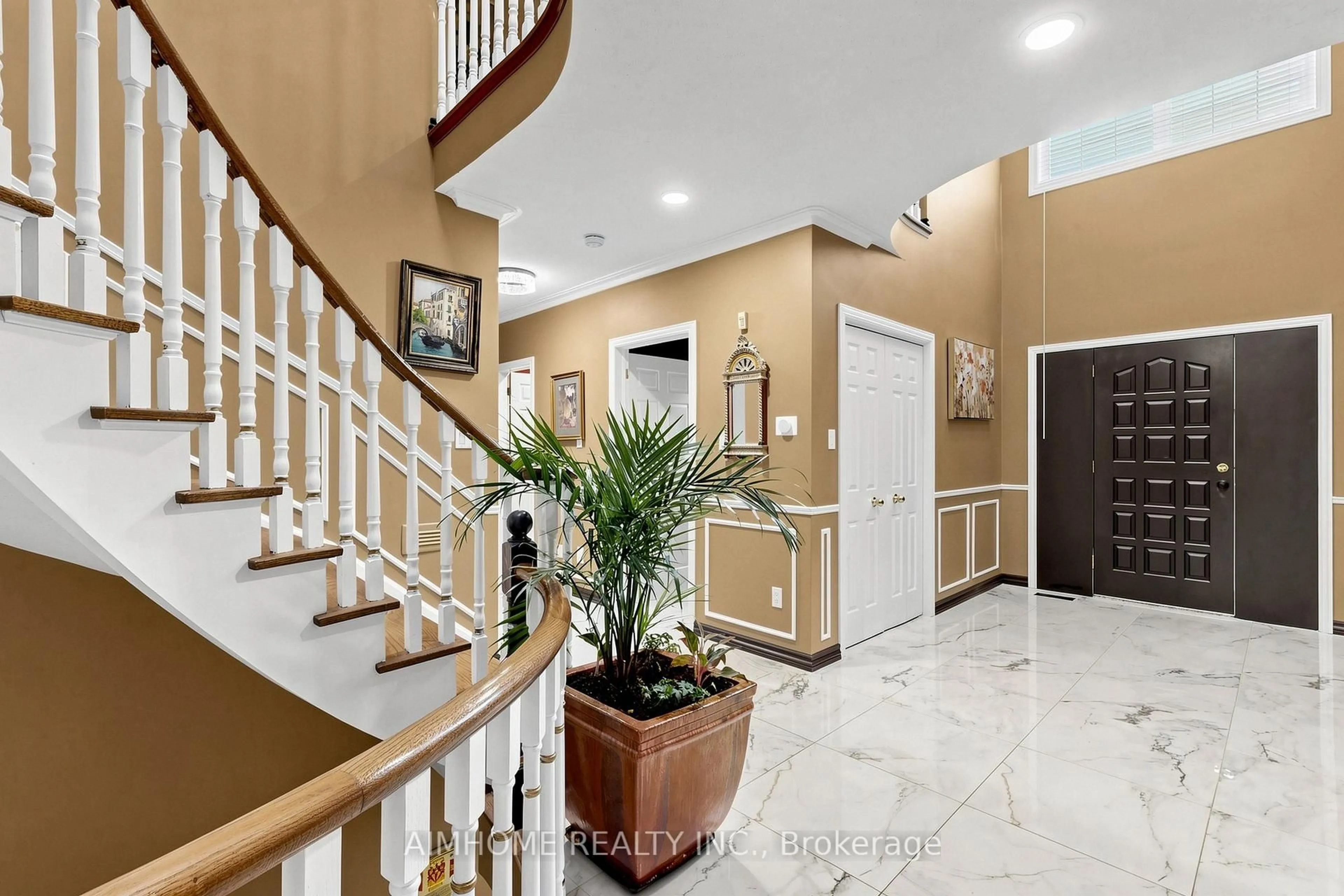 Indoor foyer for 93 Clarinda Dr, Toronto Ontario M2K 2V2